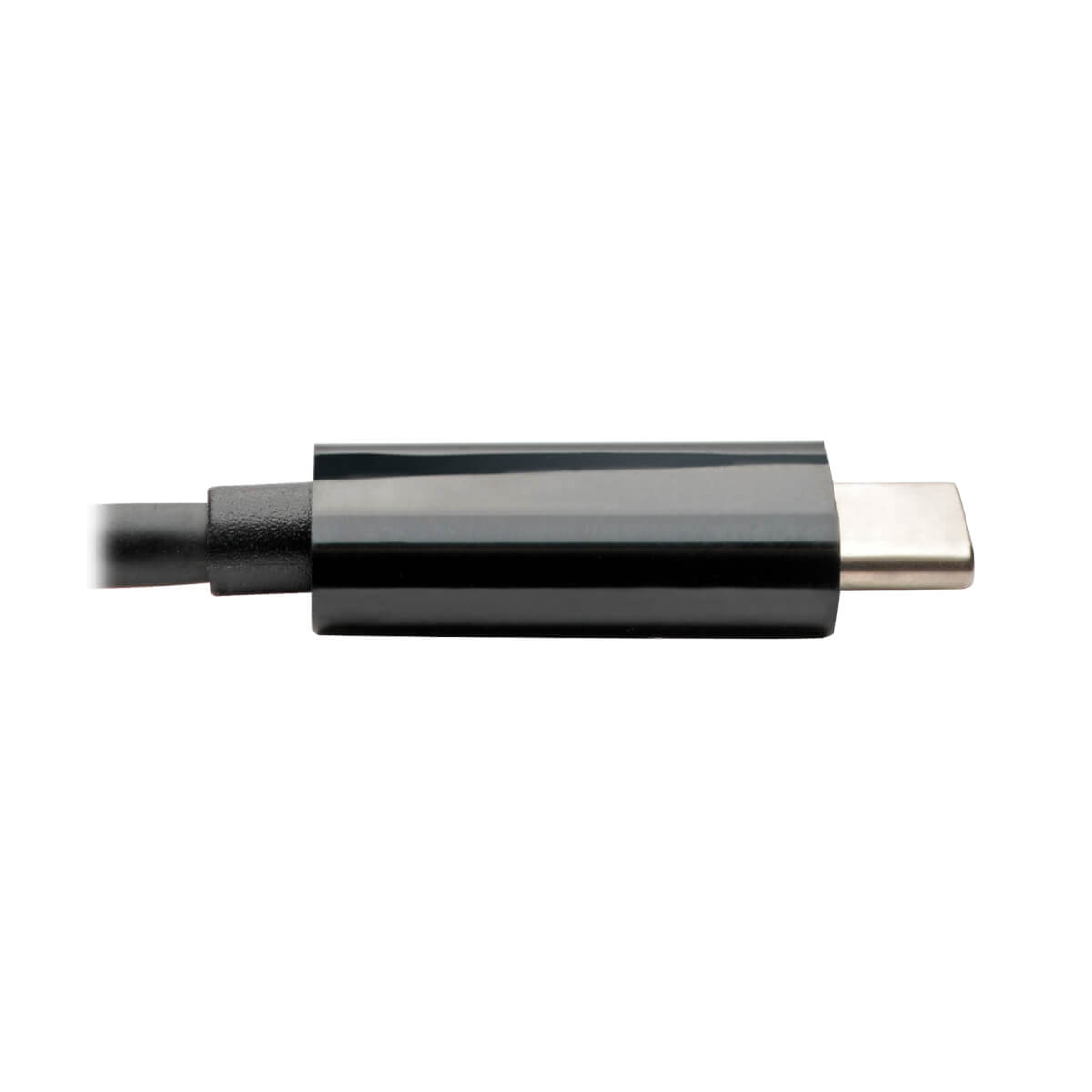 Primer plano de un conector USB-C negro, mostrando el enchufe y el cable.