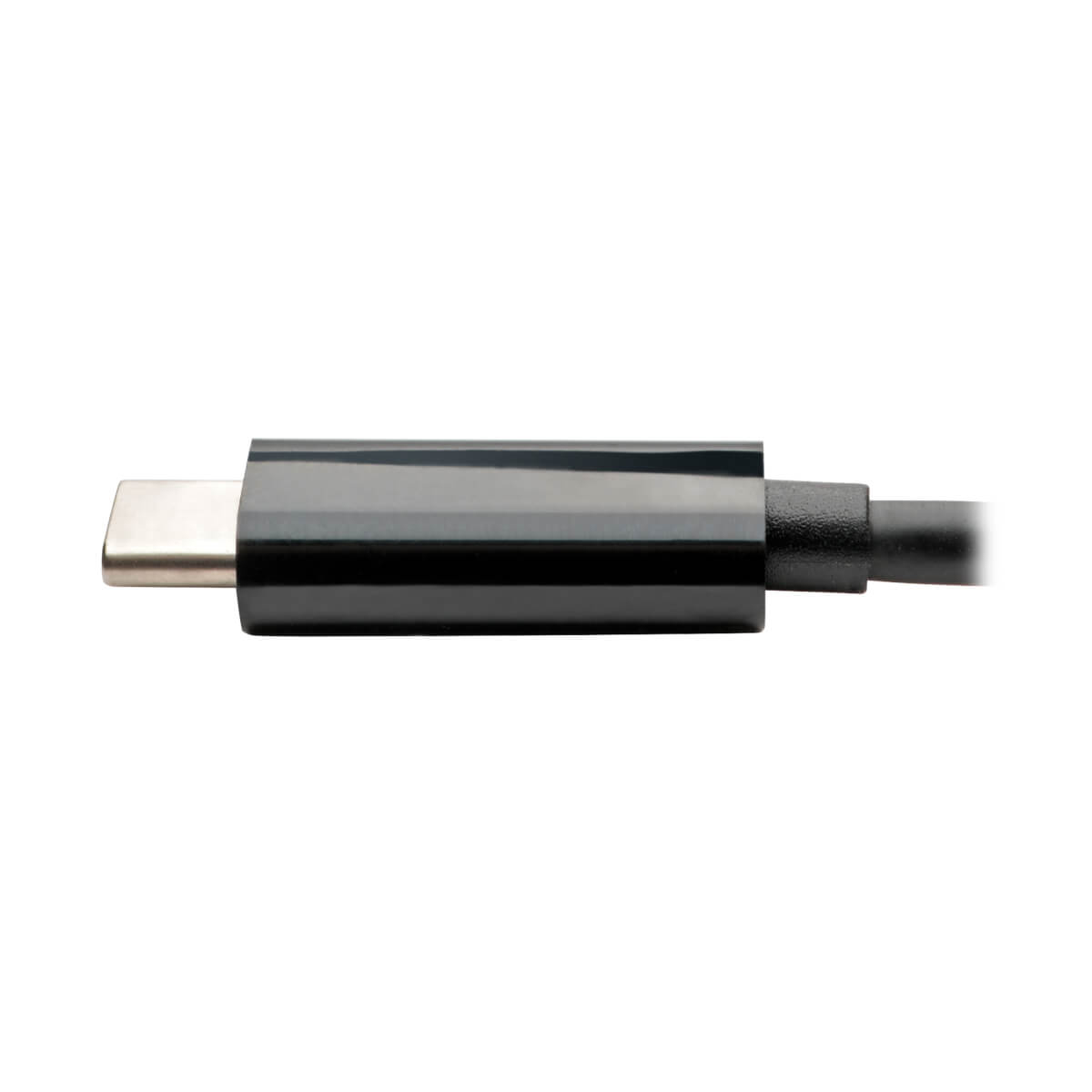 Primer plano de un conector USB-C negro, mostrando el enchufe y el cable.