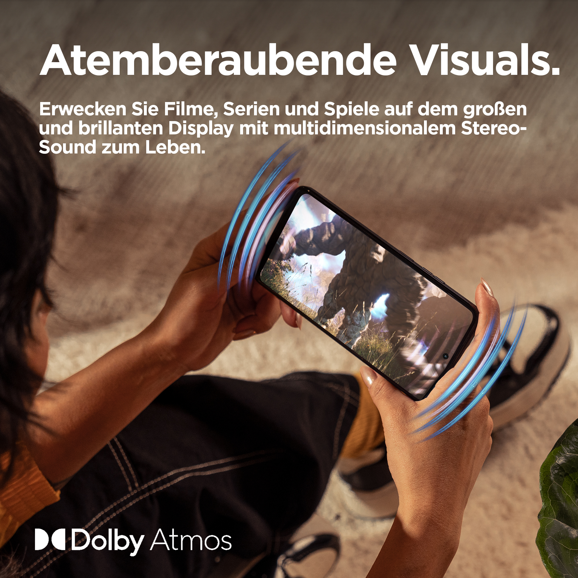 Osoba trzymająca telefon z żywym wyświetlaczem pokazującym scenę na zewnątrz.