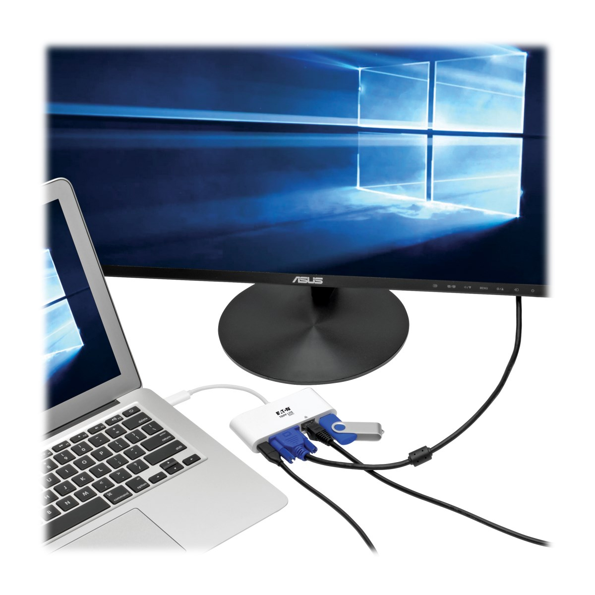 Laptop collegato a un monitor tramite un adattatore Eaton bianco. Anche altri dispositivi sono collegati.