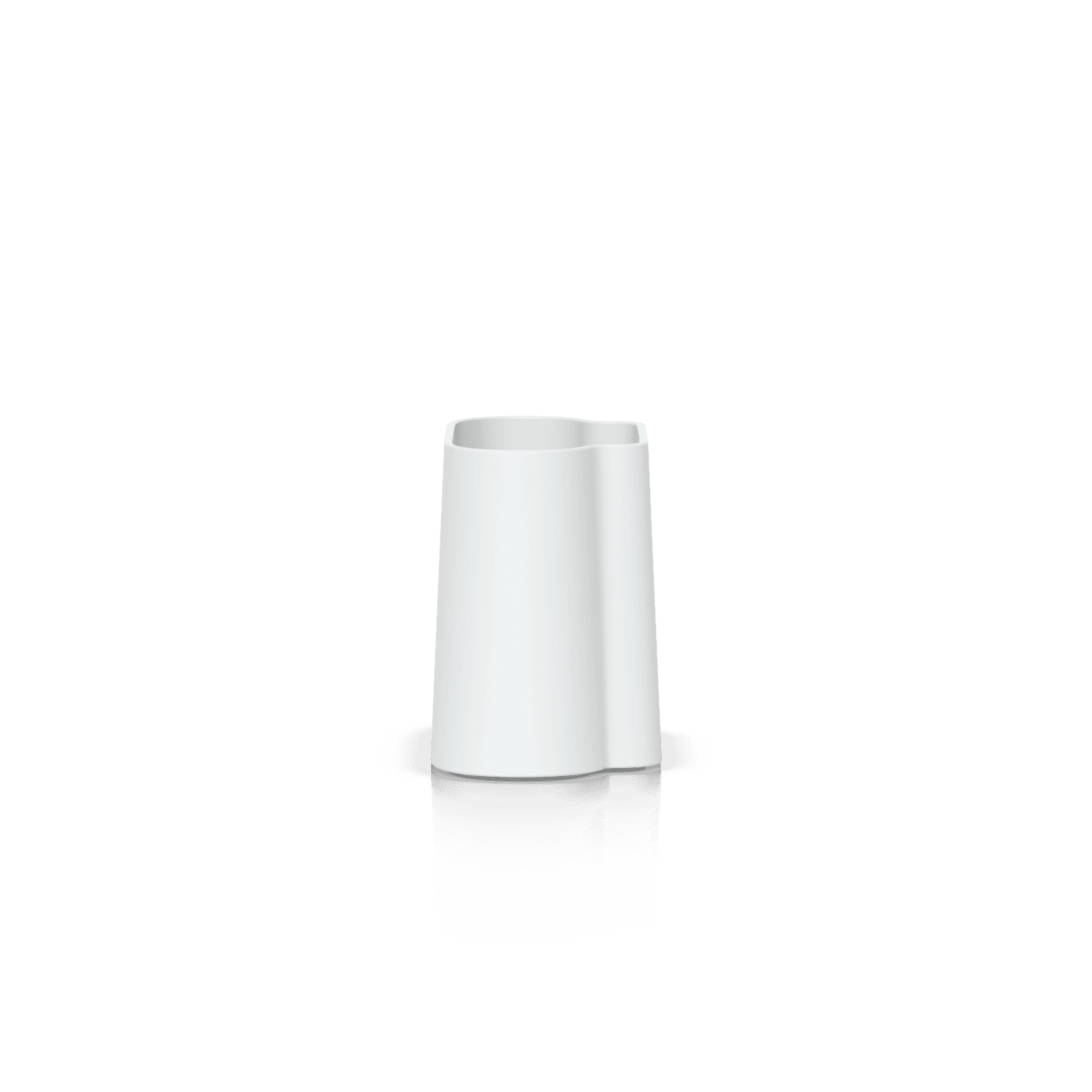 Oggetto bianco a forma di vaso con un design curvo unico, isolato su sfondo bianco.