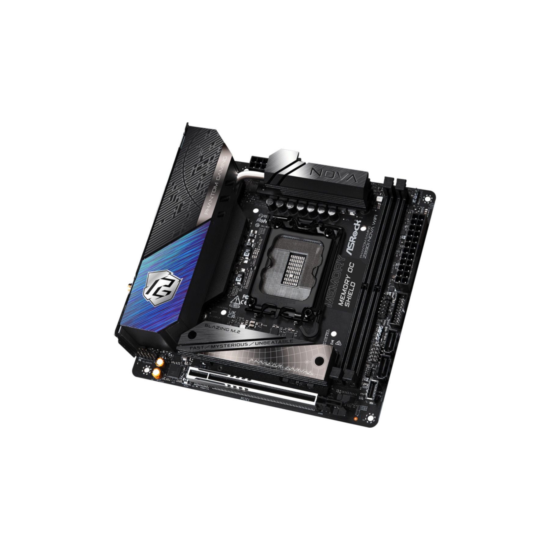 Płyta główna komputera z kilkoma komponentami na białym tle.