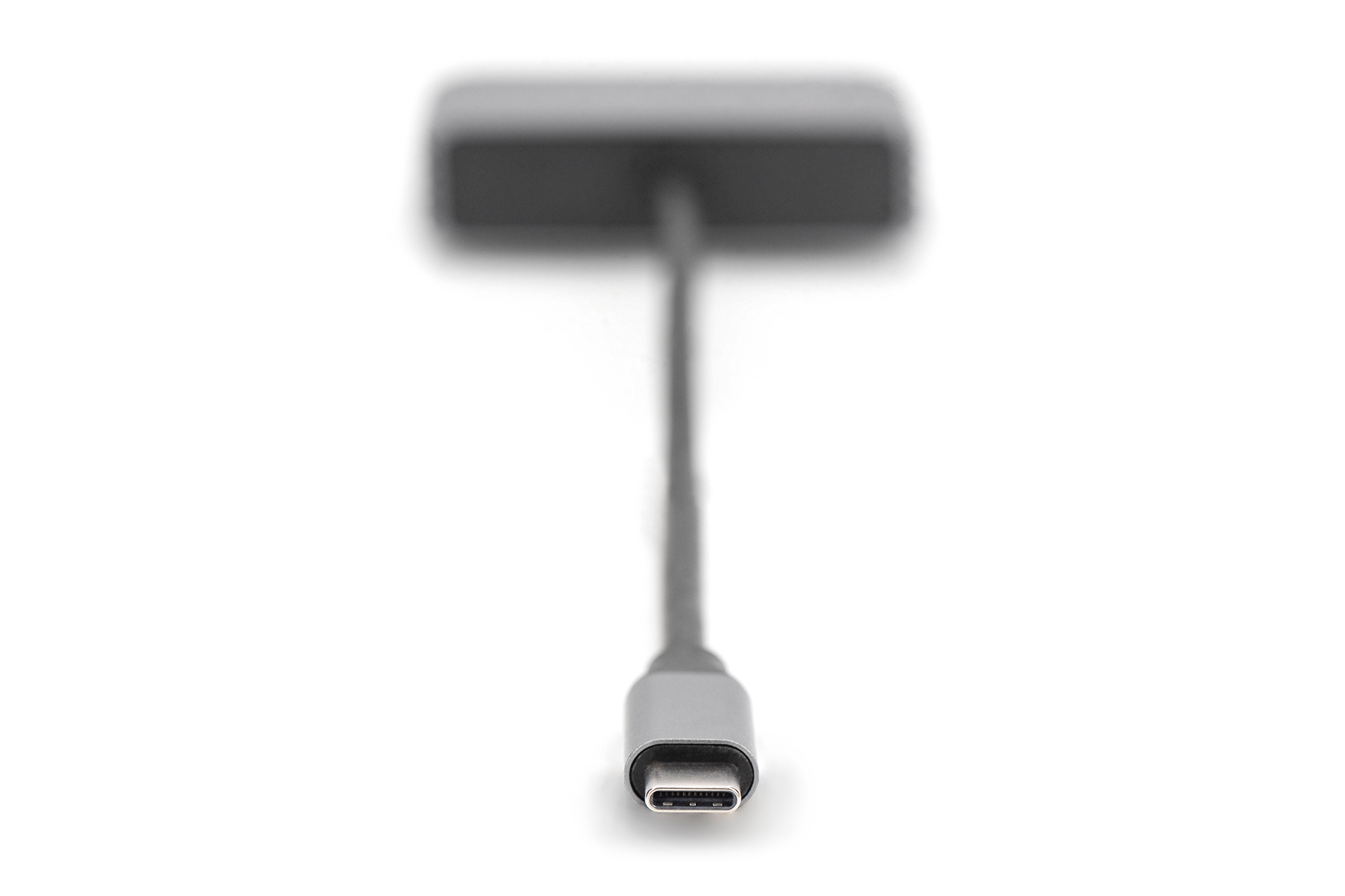Adaptador USB-C con cable negro y conector plateado, sobre blanco.