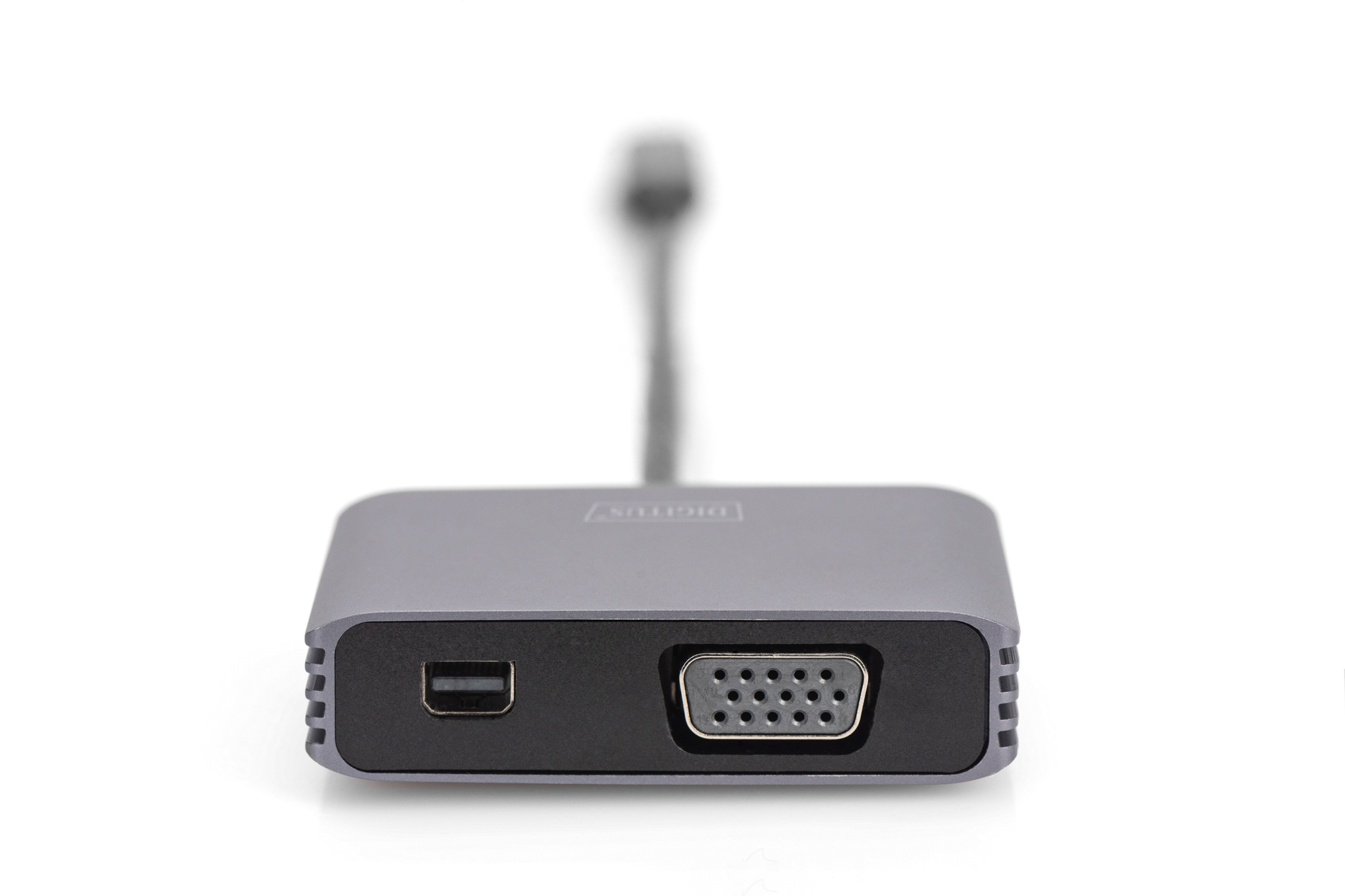 Adaptador gris con puertos USB y VGA. Un cable se extiende hacia arriba.