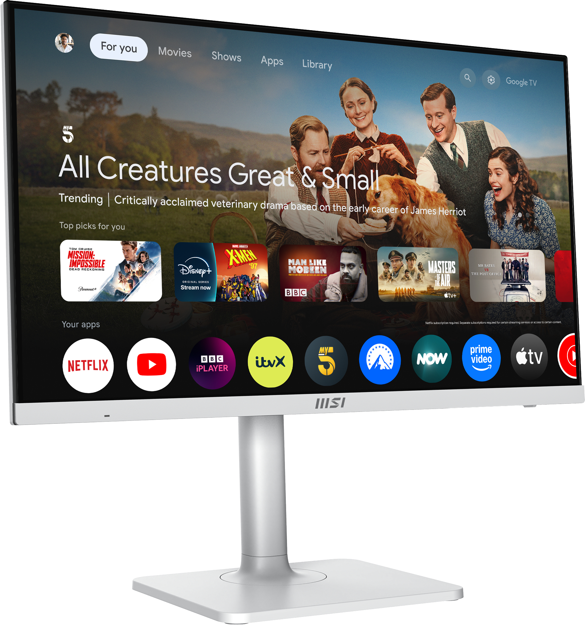 Monitor bianco che mostra uno spettacolo su Google TV. Lo schermo mostra persone e un cane.