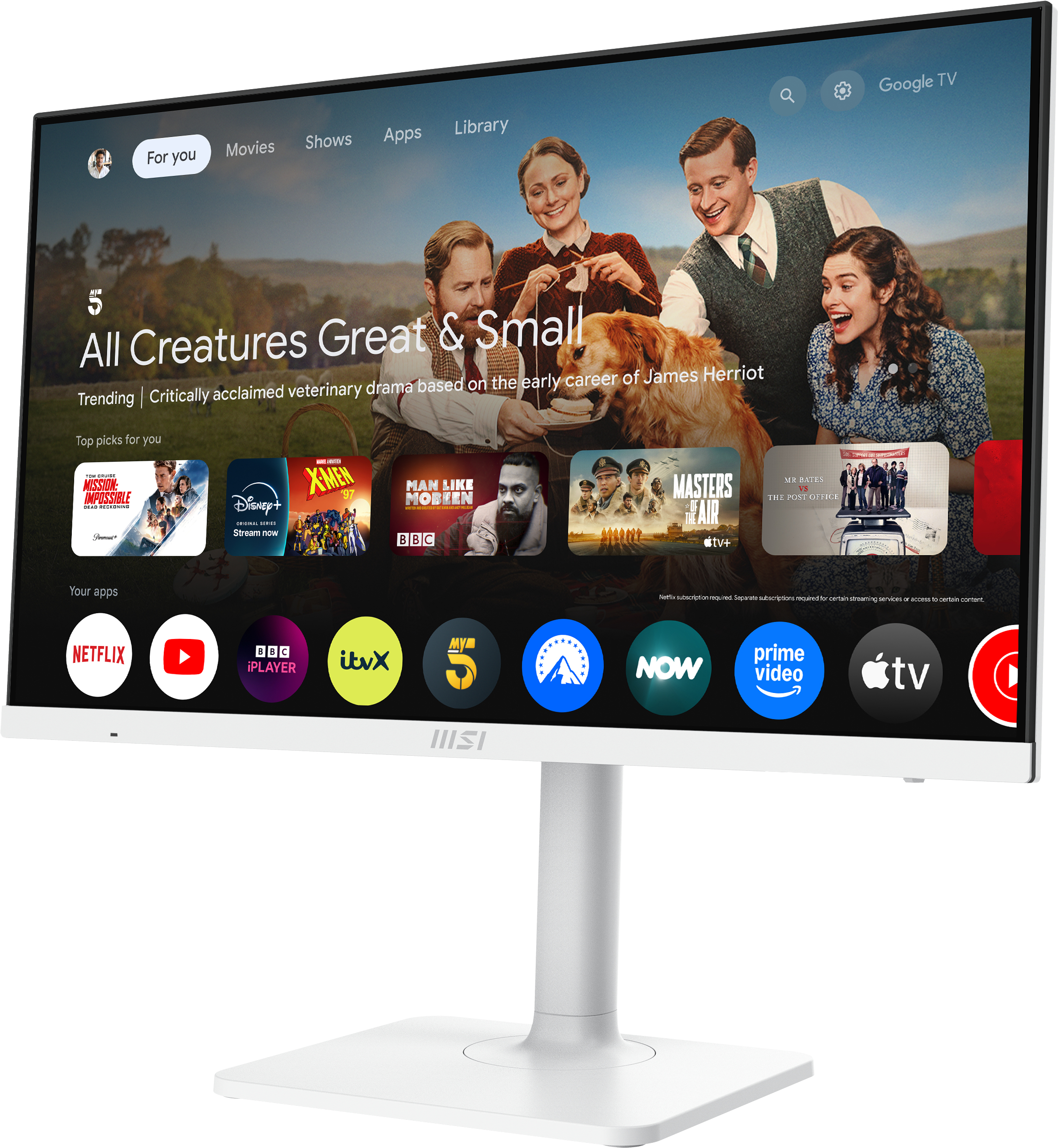 Monitor bianco che mostra uno spettacolo su Google TV. Lo schermo mostra persone e un cane.