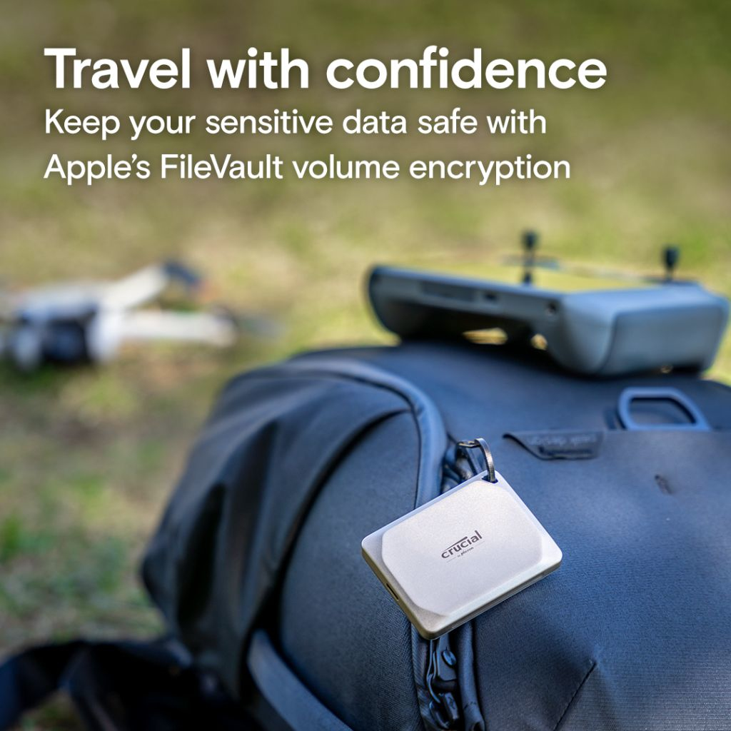 Plecak z dołączonym białym kwadratowym urządzeniem, trzymanym przez czarny karabińczyk.