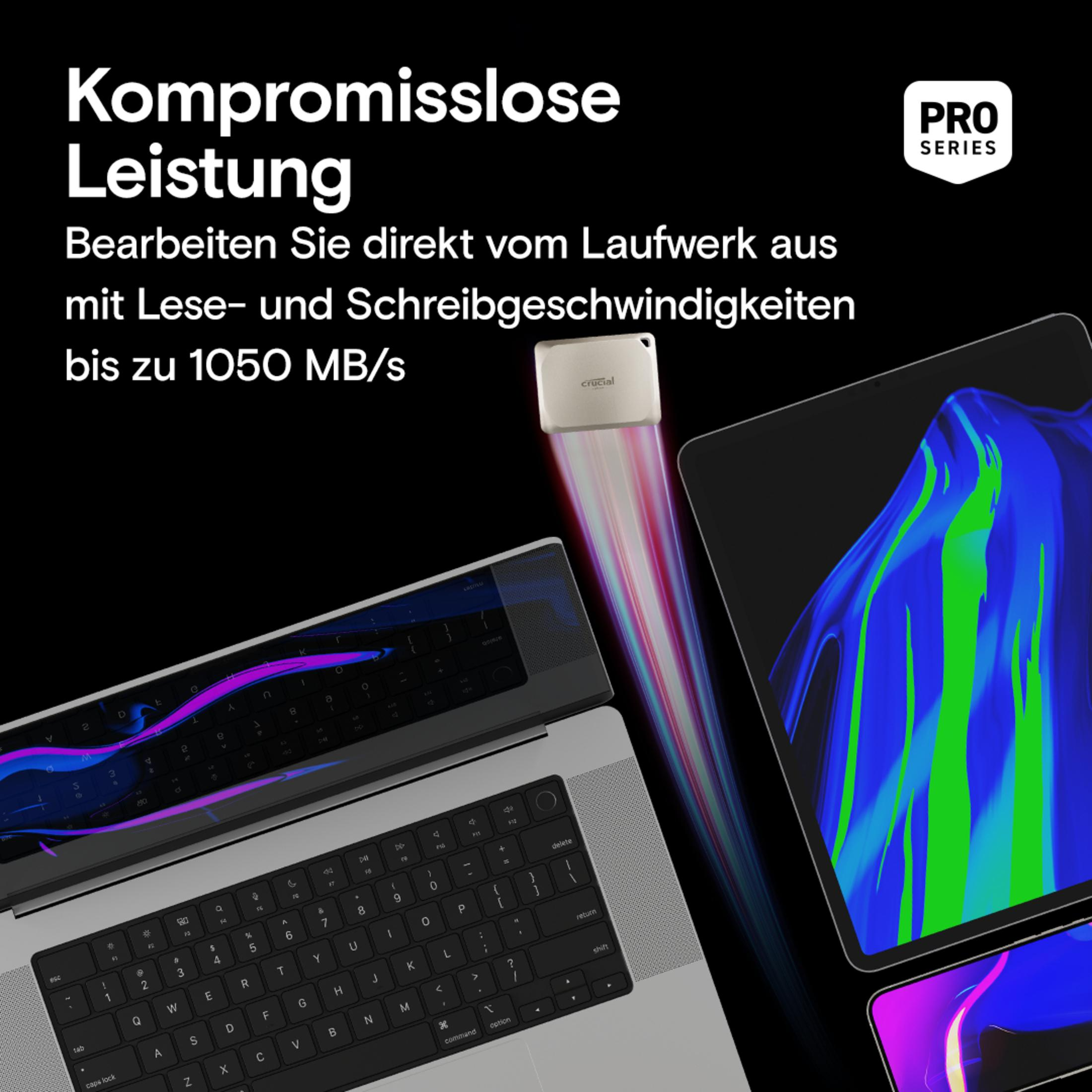 Un laptop e un tablet sono su un tavolo. Un SSD argentato emette raggi colorati. Testo sullo schermo.