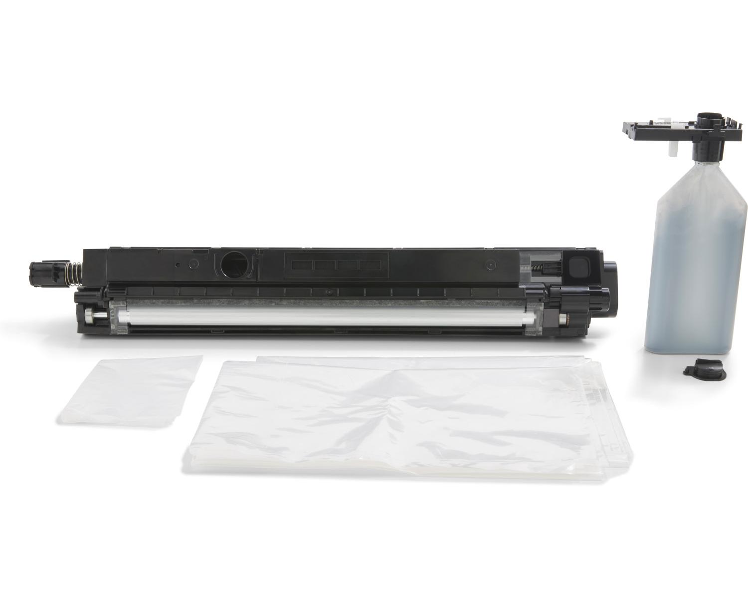 Czarny wkład atramentowy z workami i butelką. Białe tło.