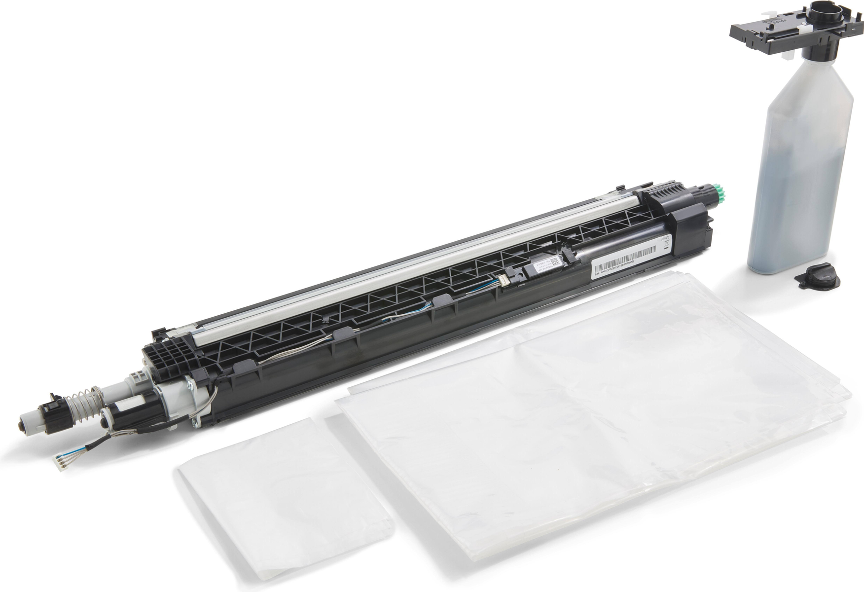 Czarny wkład atramentowy z workami i butelką. Białe tło.