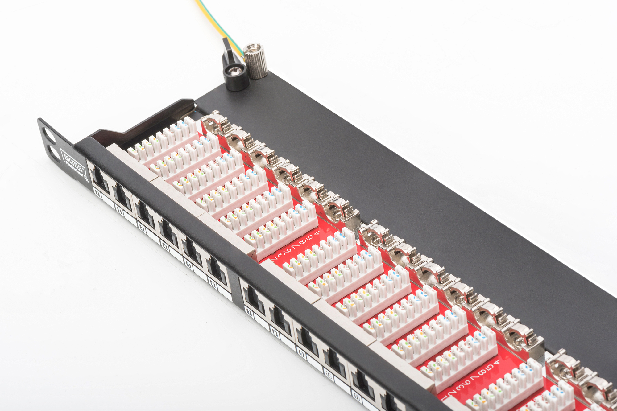 Primo piano di un pannello di permutazione di rete nero con porte RJ45 e sistema di gestione cavi.