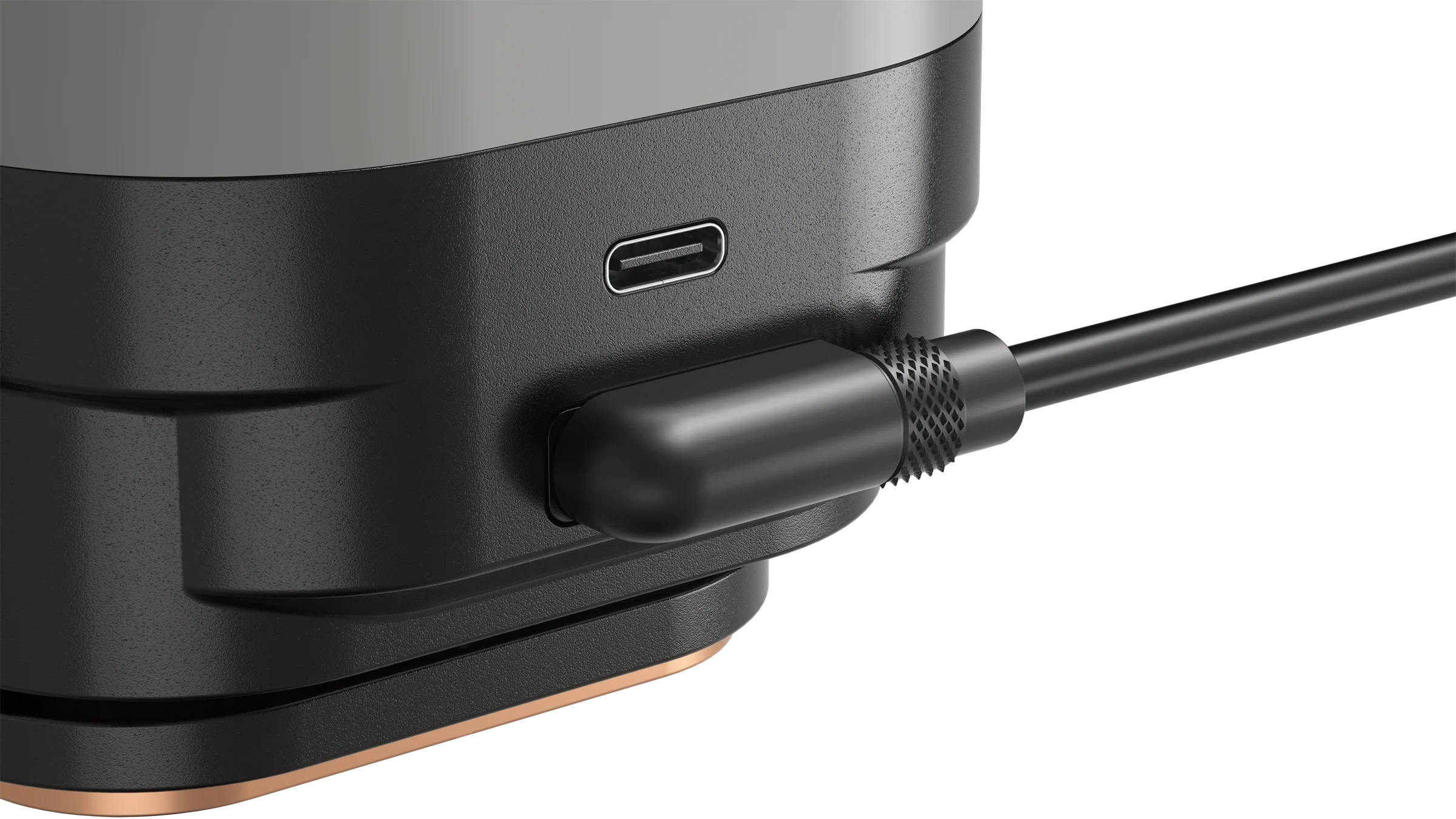 Zbliżenie portu USB-C na czarnym urządzeniu z podłączonym kablem.