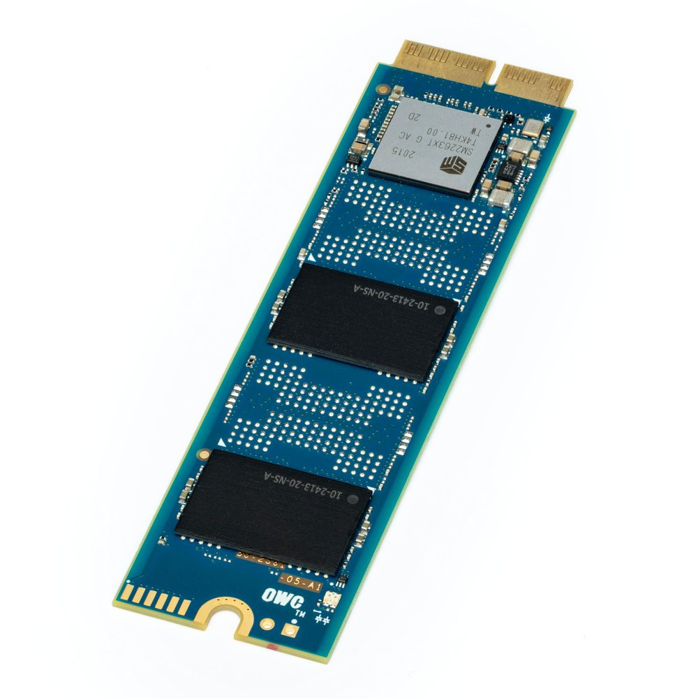 Scheda di circuito blu e nera con chip e connettori.