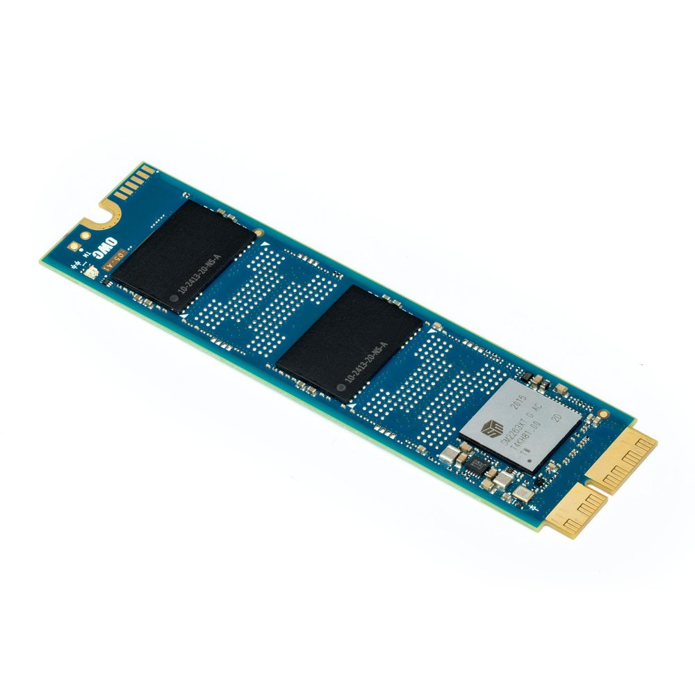 Una scheda a circuito blu con chip neri e connettori dorati.