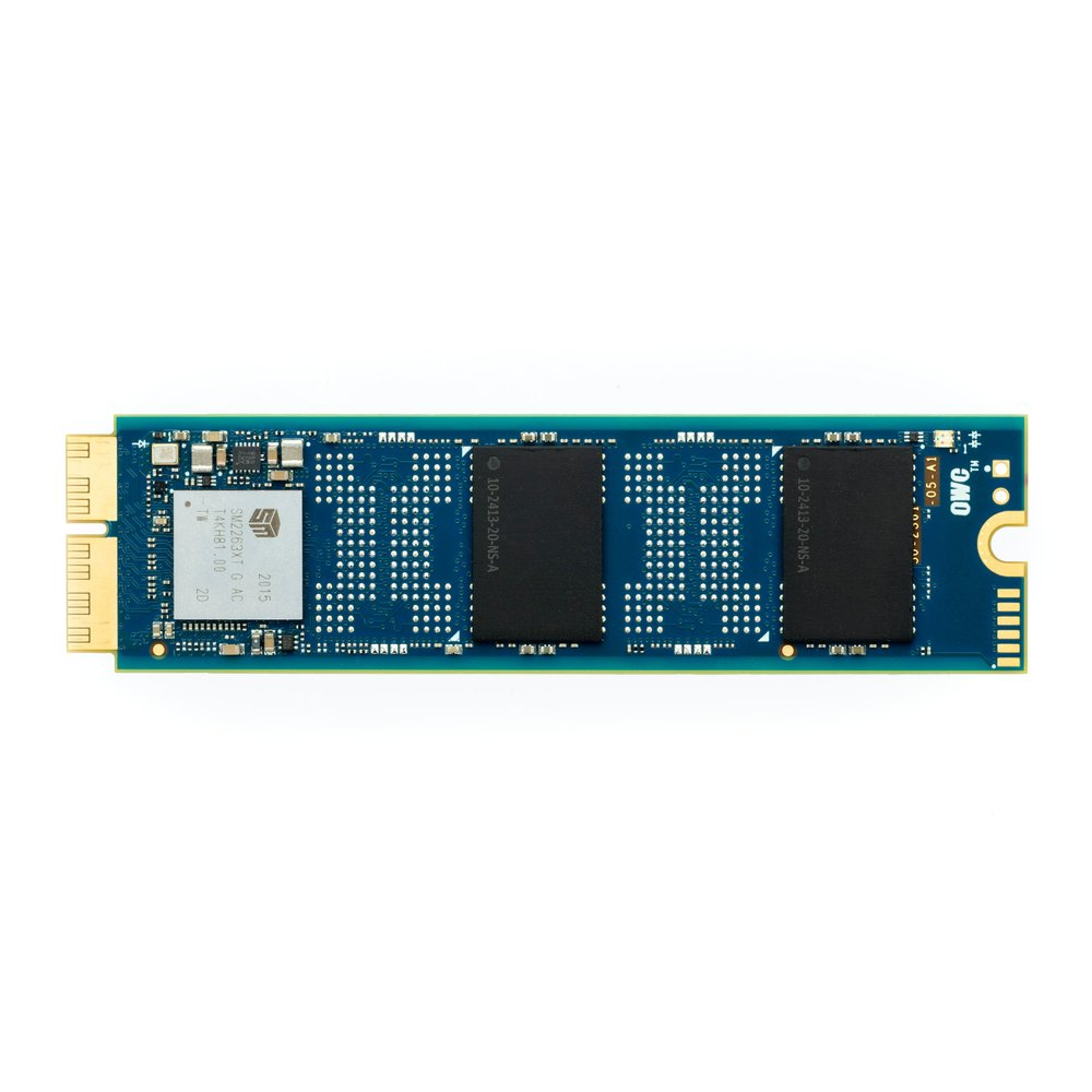 Scheda di circuito blu e nera con chip e connettori.