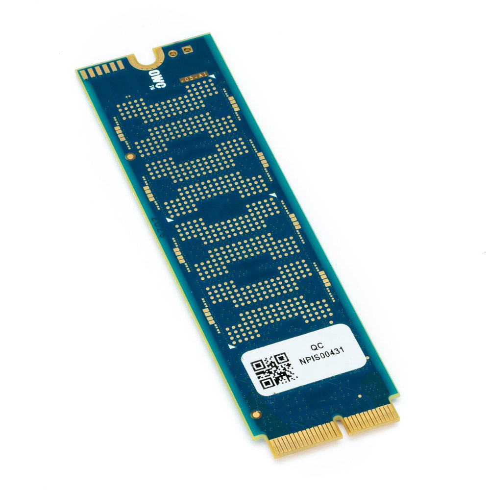 Scheda di circuito con colore blu, chip e connettori.