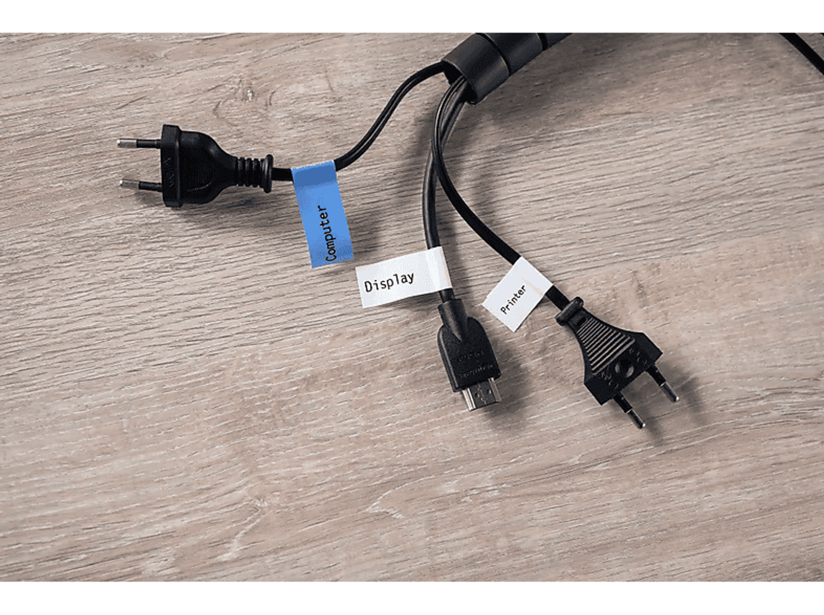 Kable oznaczone 'Computer', 'DispTay' i 'Printer' leżące na drewnianej powierzchni.