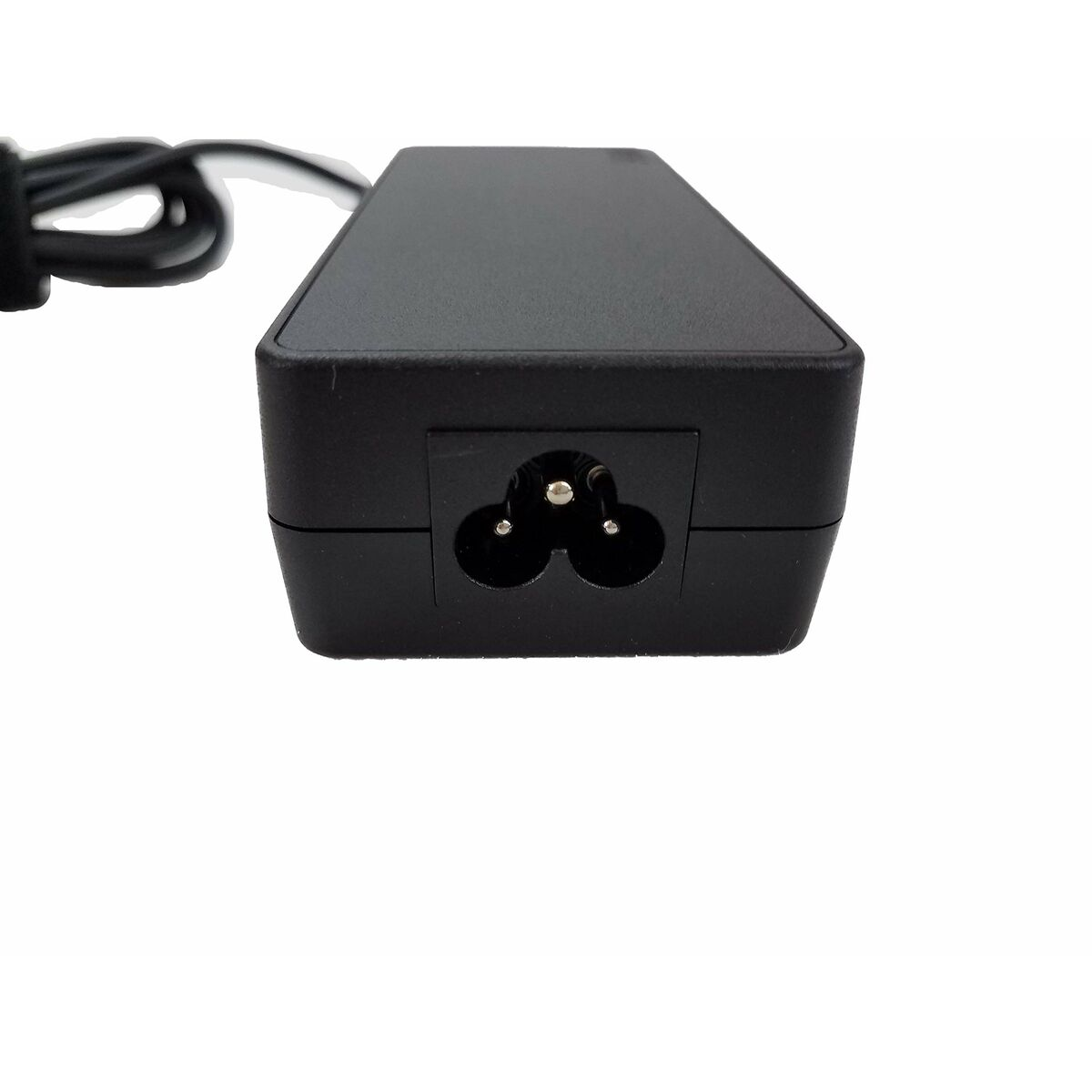 Czarny zasilacz z trzema bolcami, na białym tle.