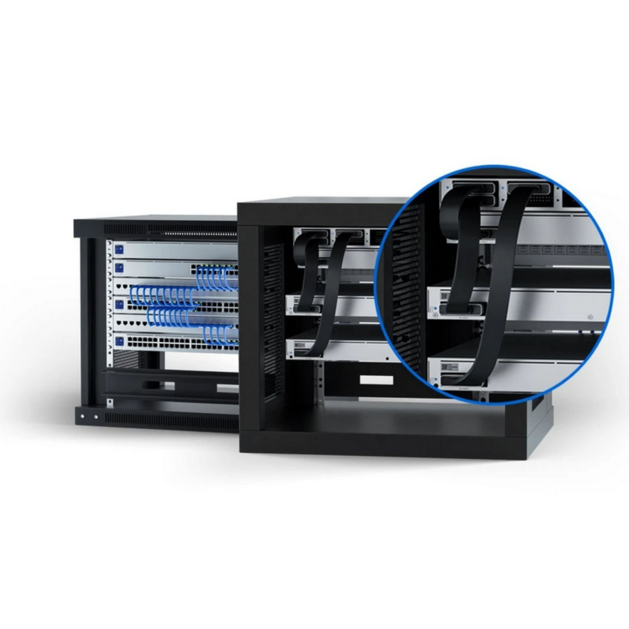 Czarne szafy serwerowe z serwerami i niebieskimi kablami, z bliskim widokiem kabli.