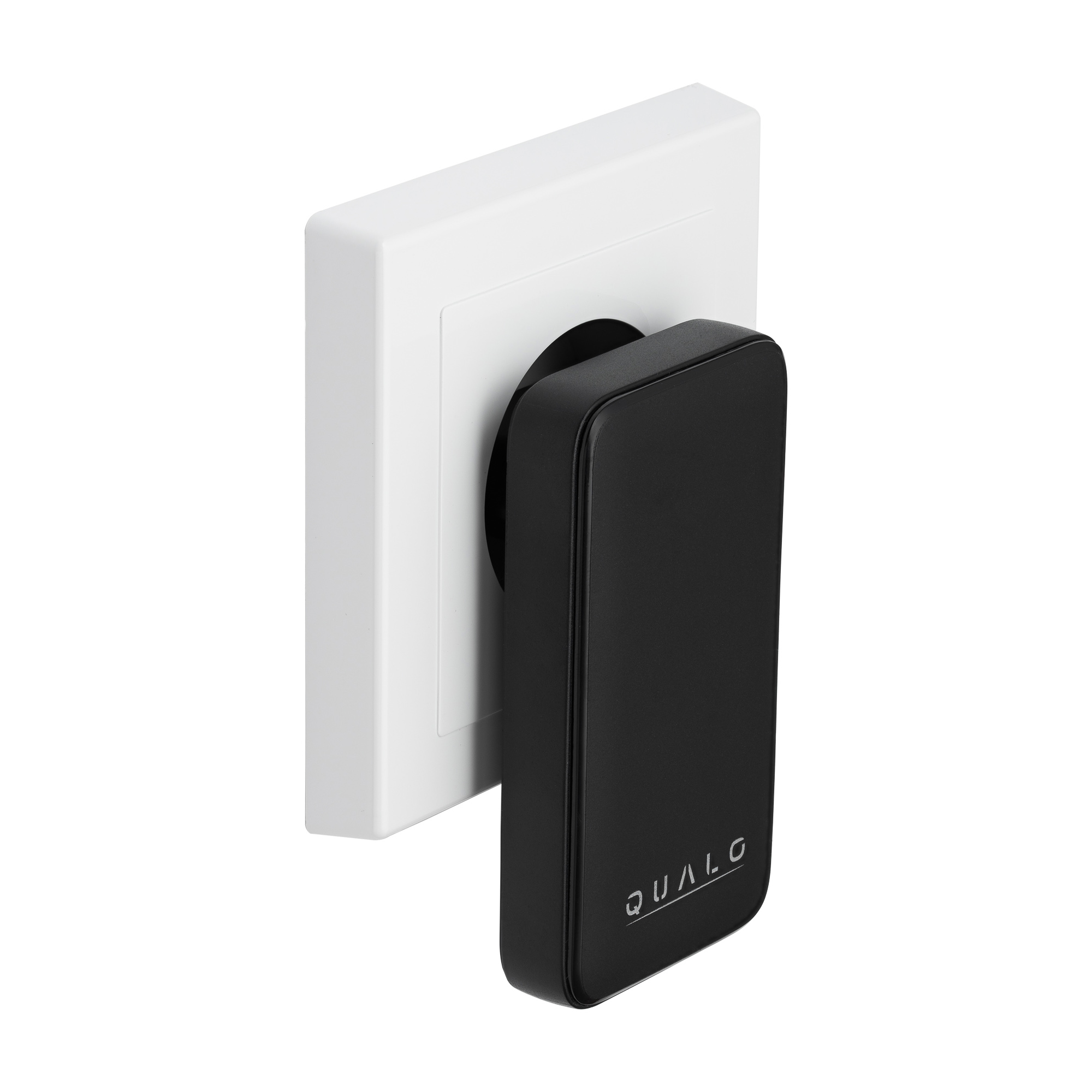 Czarny adapter podłączony do białego gniazda ściennego, na białym tle.