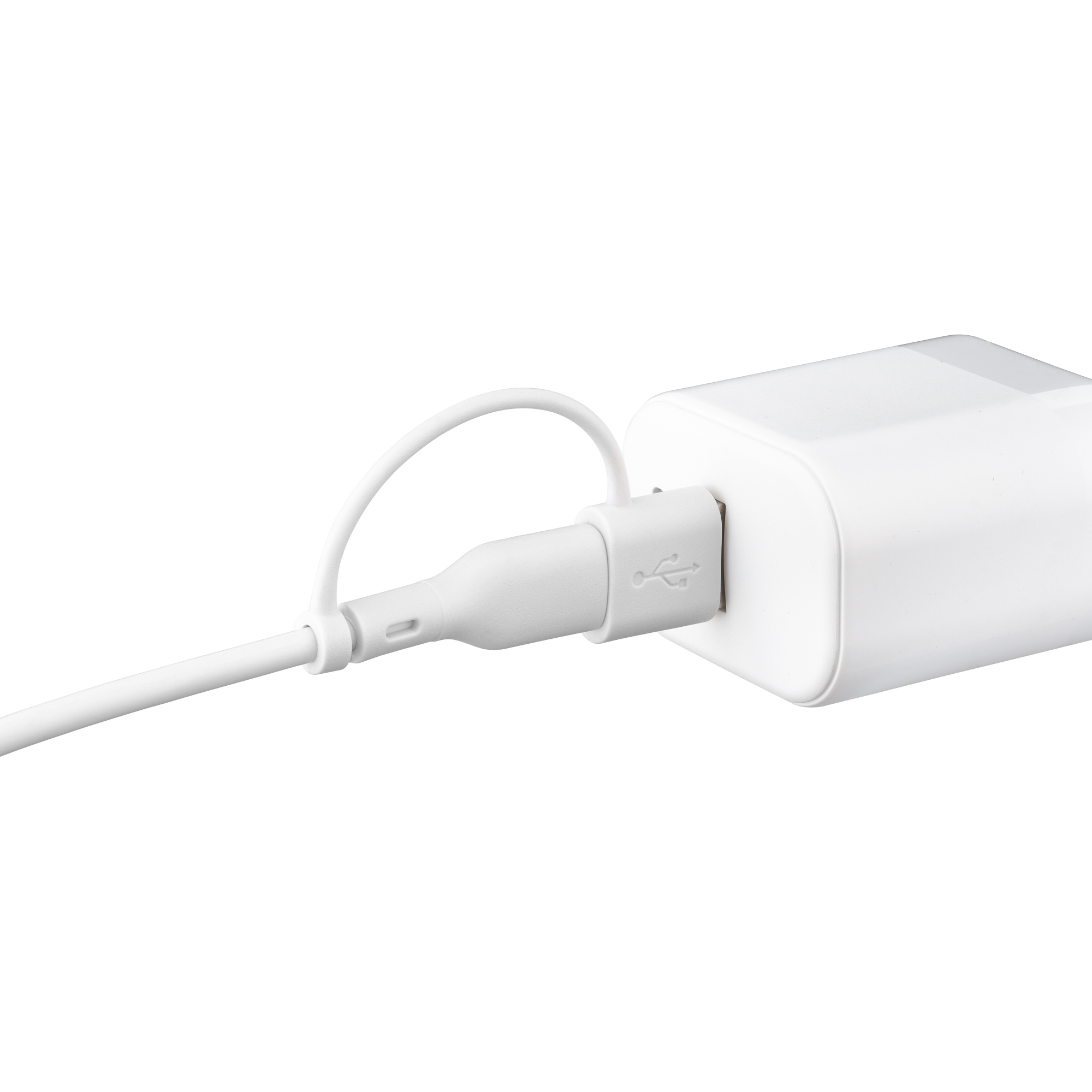 Biały kabel USB ze złączami USB-A i USB-C podłączony do białej ładowarki.