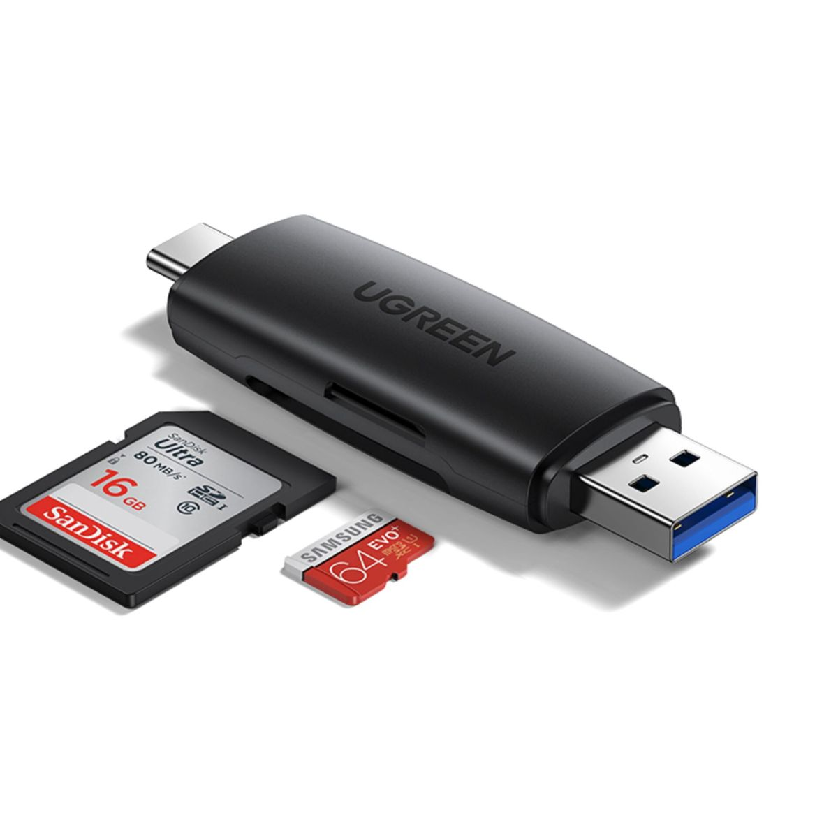 Czarny czytnik kart UGREEN, karta SD i karta micro SD. Wszystko na białej powierzchni.
