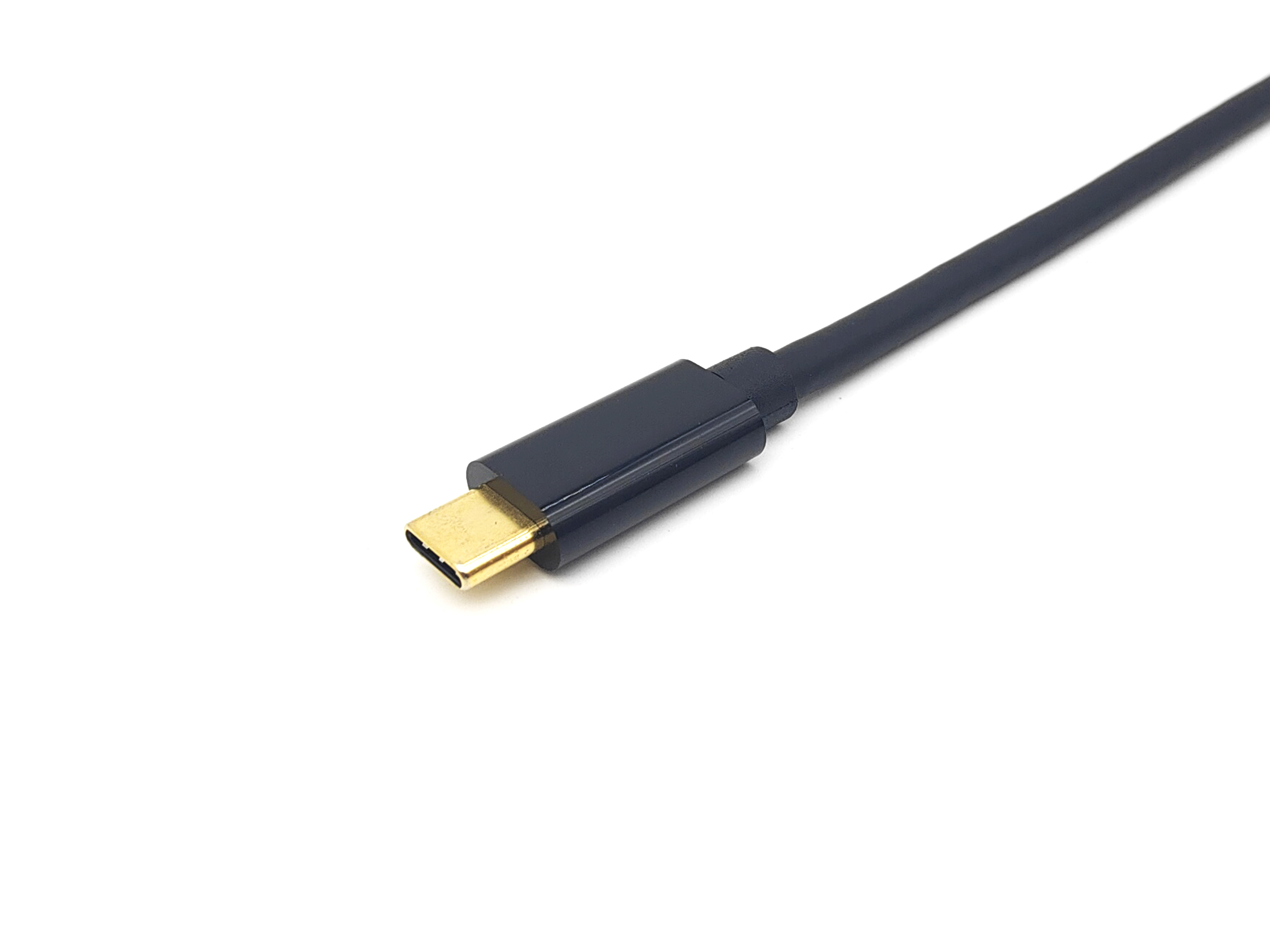 Cable USB-C negro con conector dorado sobre fondo blanco.