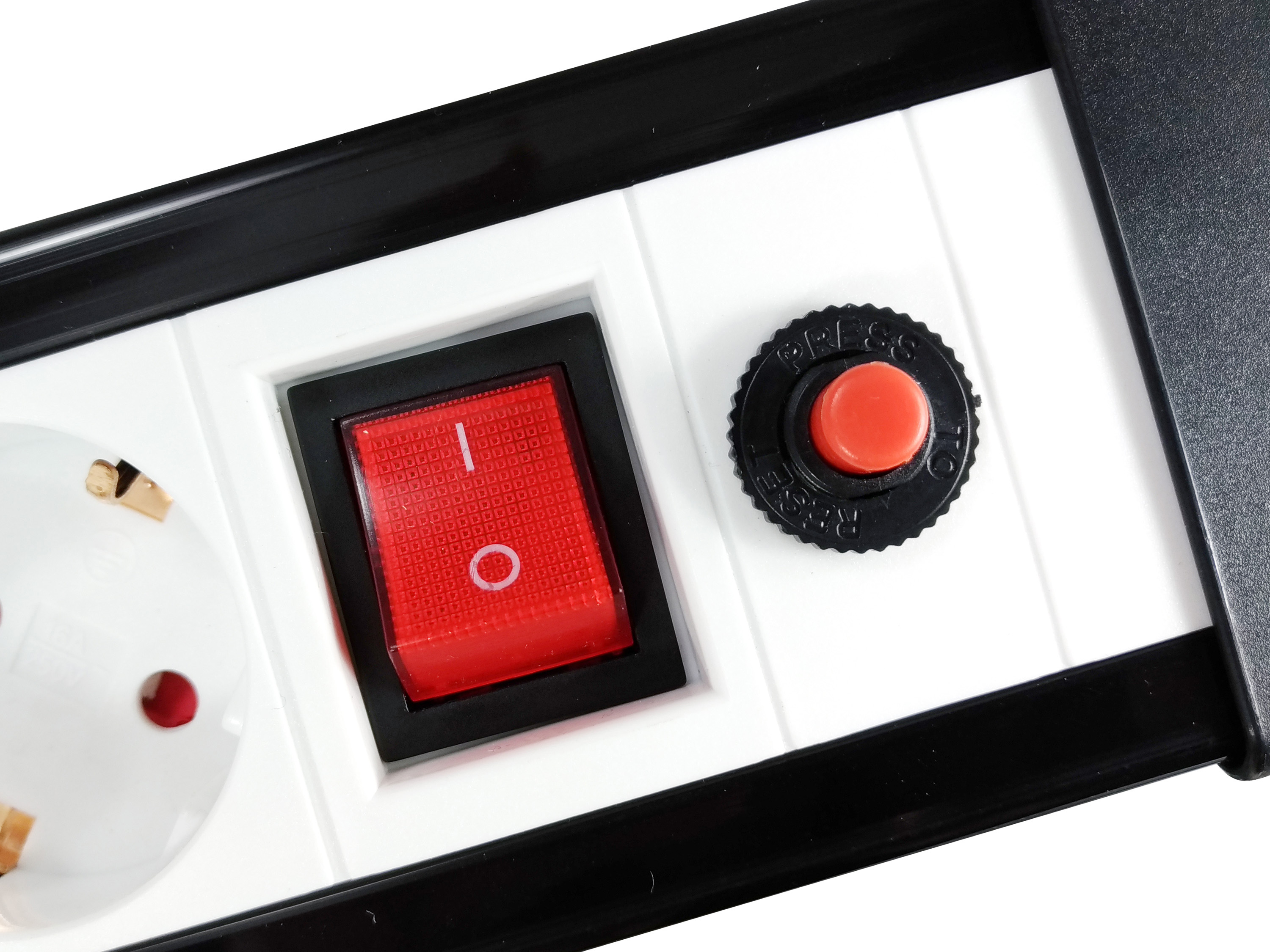 Zbliżenie listwy zasilającej pokazujące czerwony przełącznik, gniazdo i czerwony przycisk.