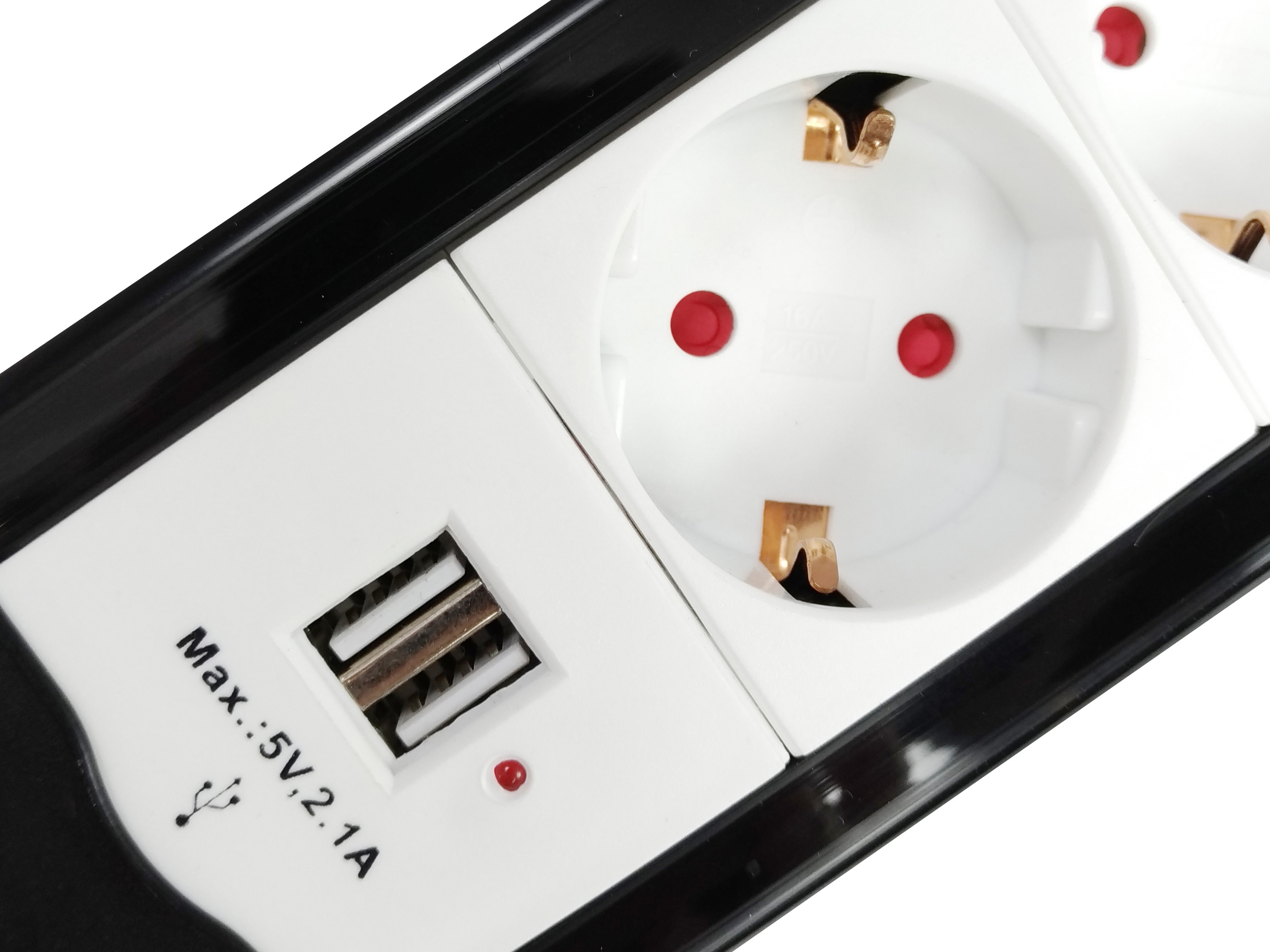 Zbliżenie listwy zasilającej z portami USB i gniazdem, białe tło.