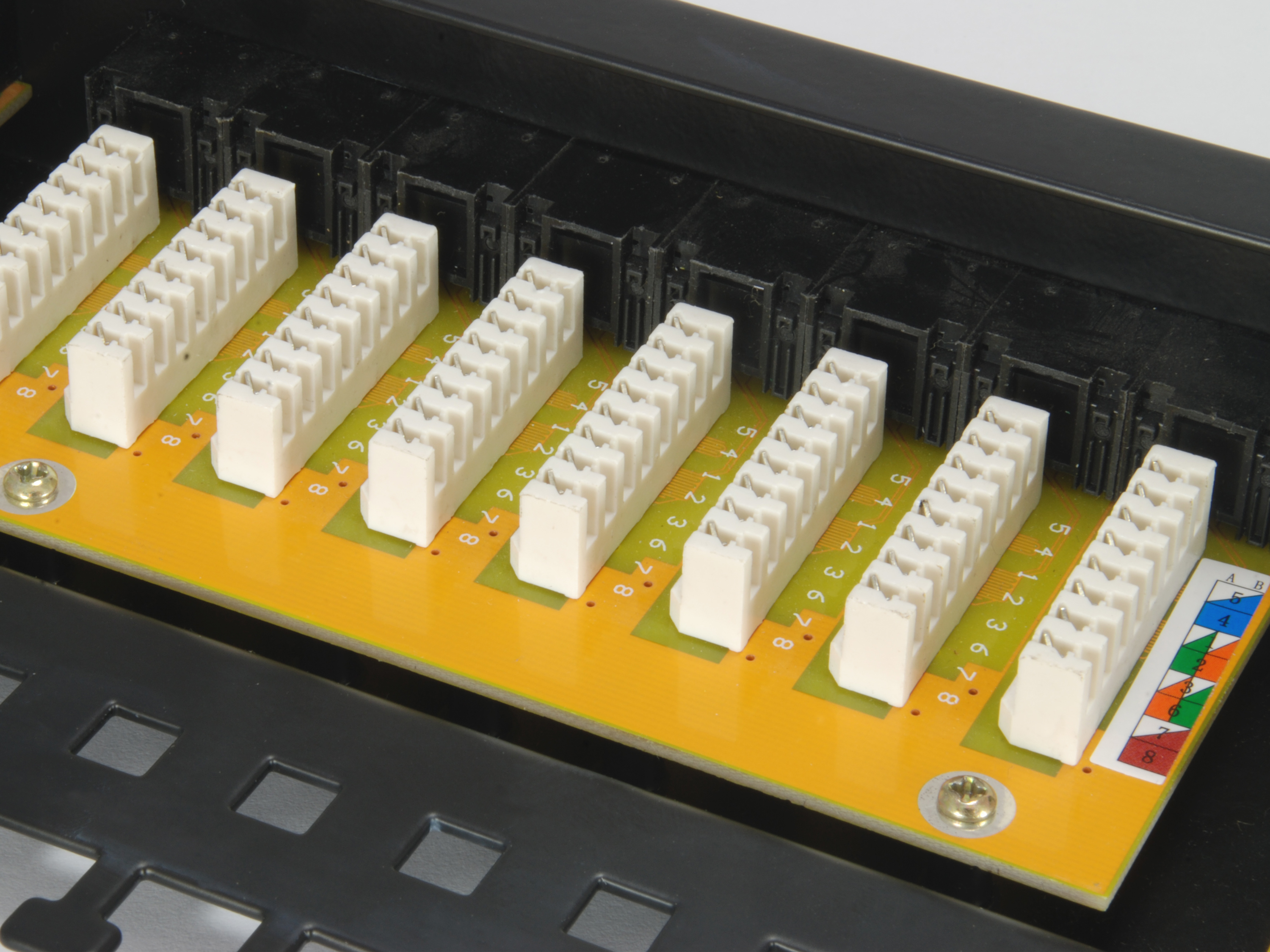 Monitor Dell wyświetlający czerwony i pomarańczowy obraz abstrakcyjny.