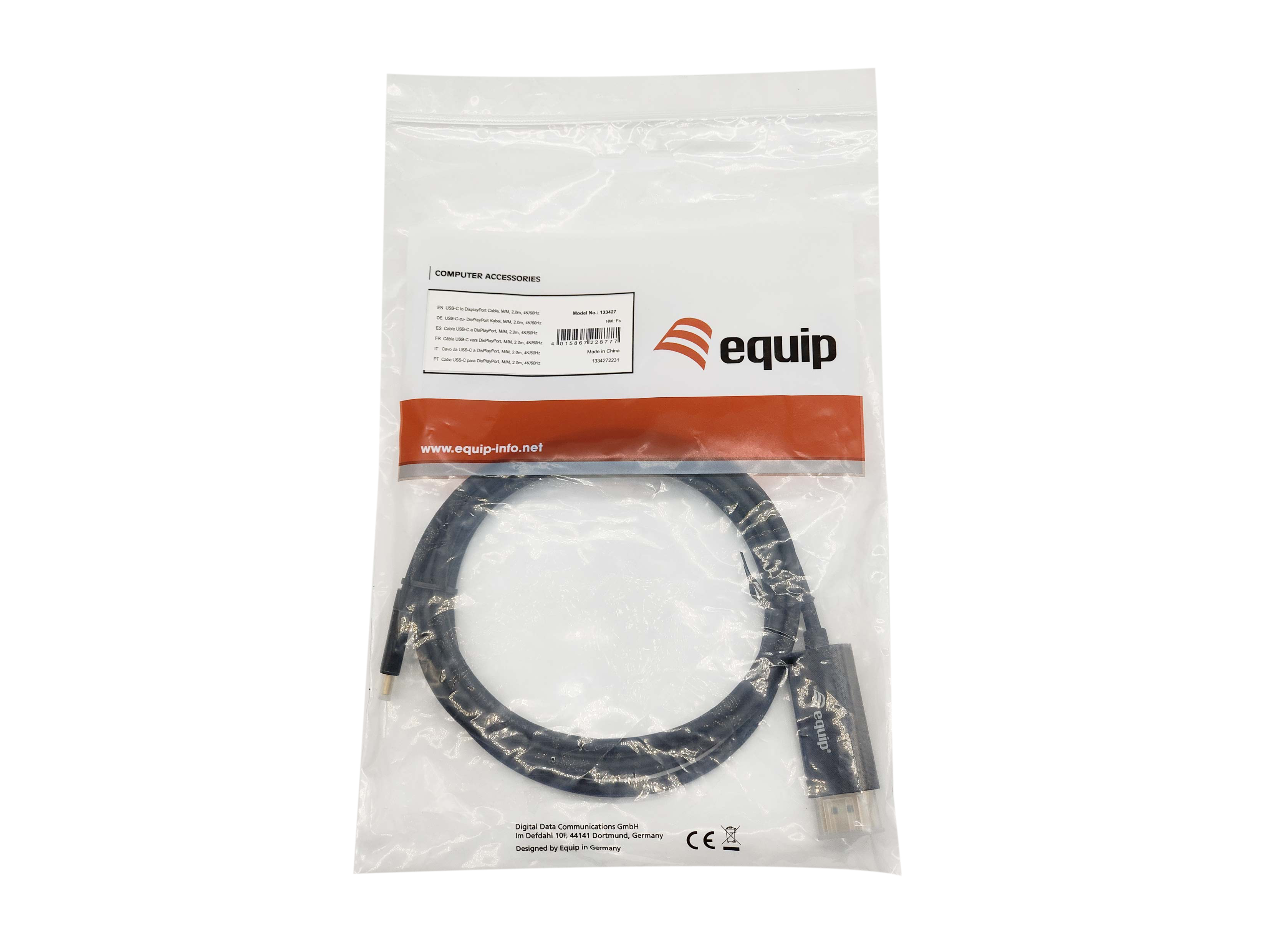 Cable negro envuelto con conectores. El paquete tiene el logo de Equip.