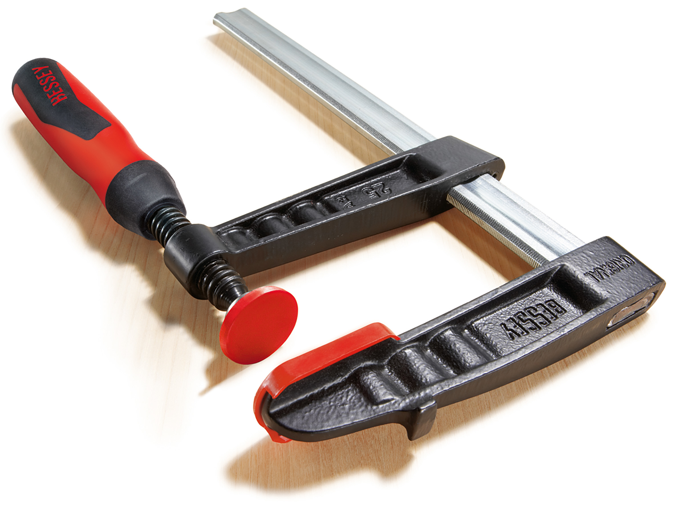 Eine Bessey-Klemme, schwarz mit rotem Griff und roten Pads.