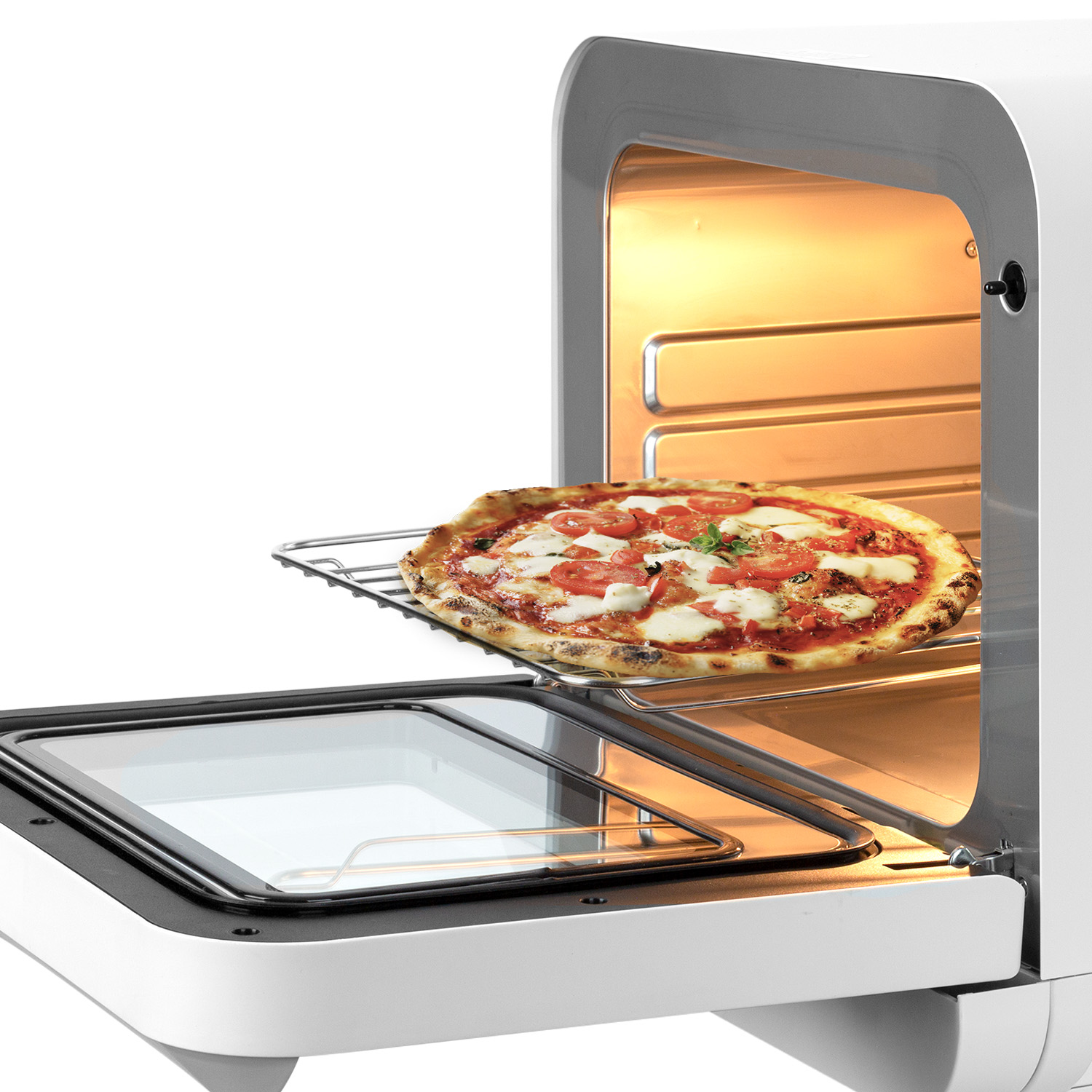 Una pizza su una griglia all'interno di un forno bianco, con la porta del forno aperta, sfondo bianco.