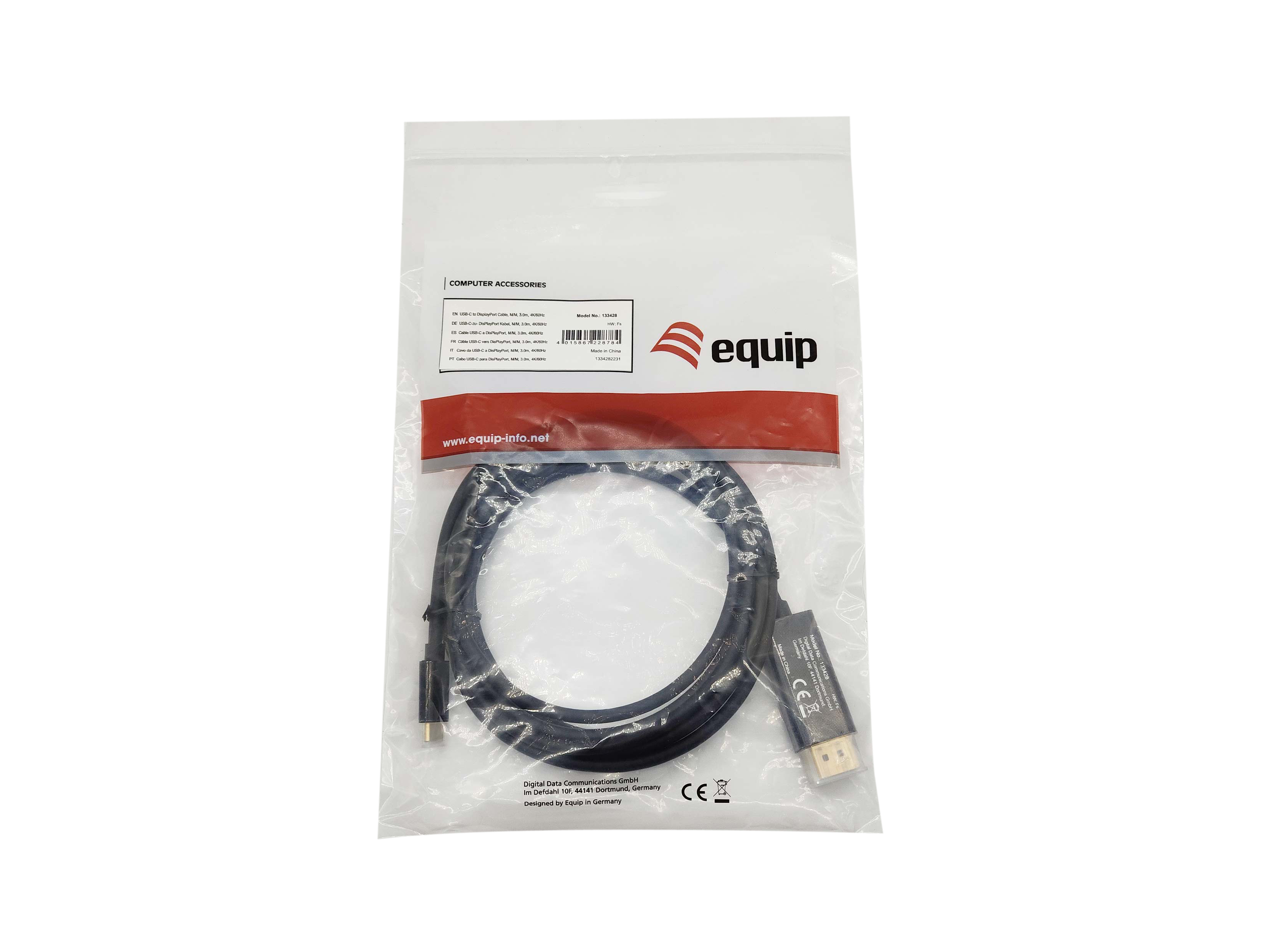 Un cable negro en una bolsa de plástico transparente con etiquetas de texto. El cable tiene conectores en cada extremo.