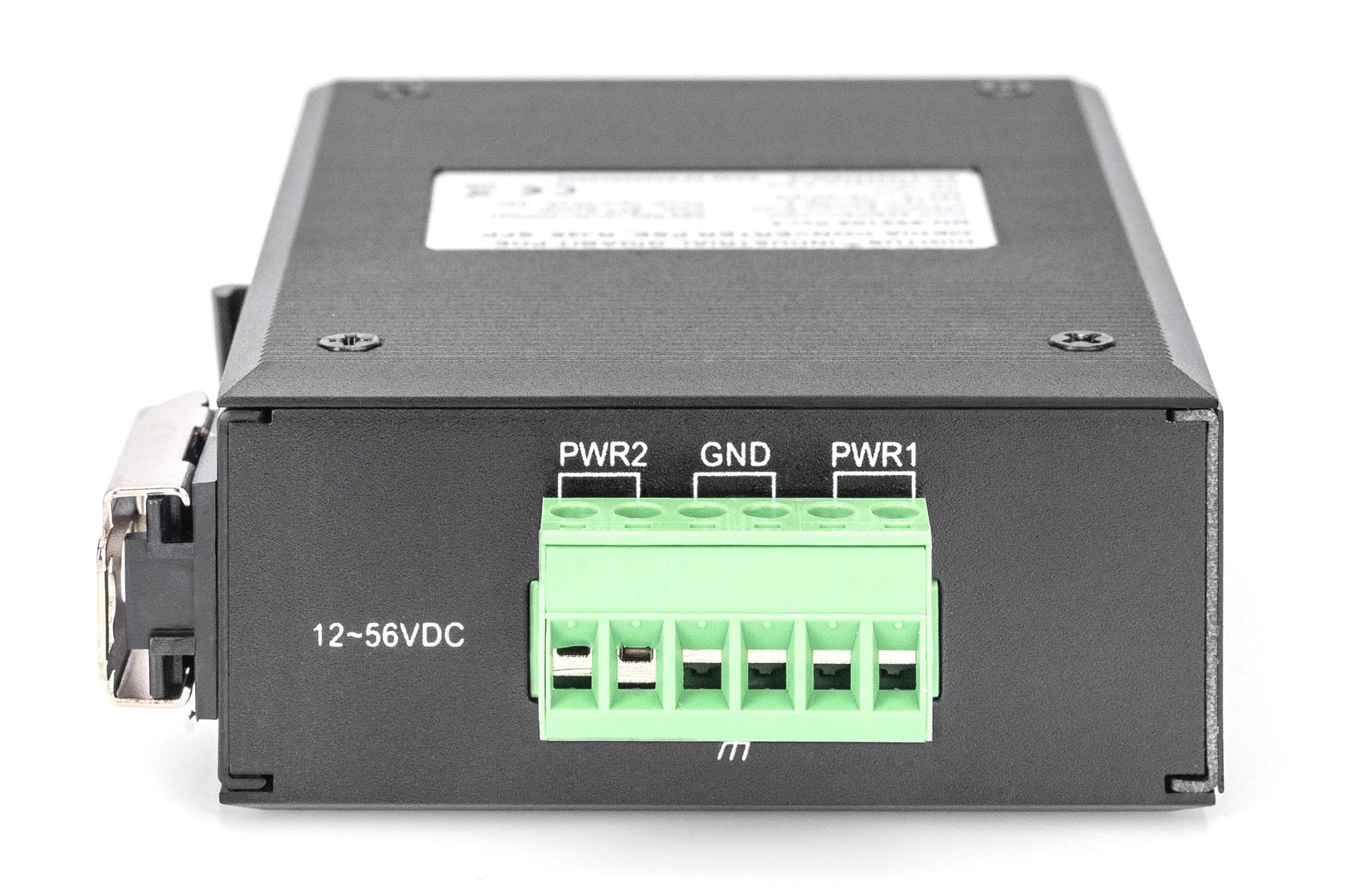 Czarny pojemnik z zielonymi zaciskami oznaczonymi PWR2, GND i PWR1. Ma port USB po lewej stronie.