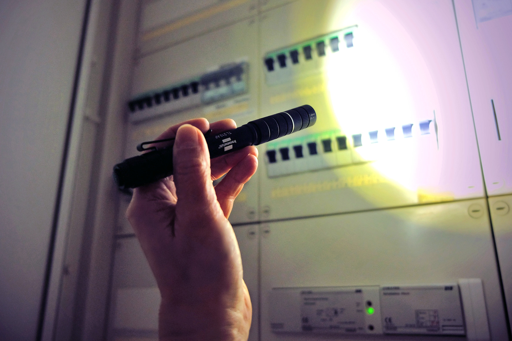 Czarny zasilacz z kablem USB-C. Adapter ma logo 'PORT CONNECT'.