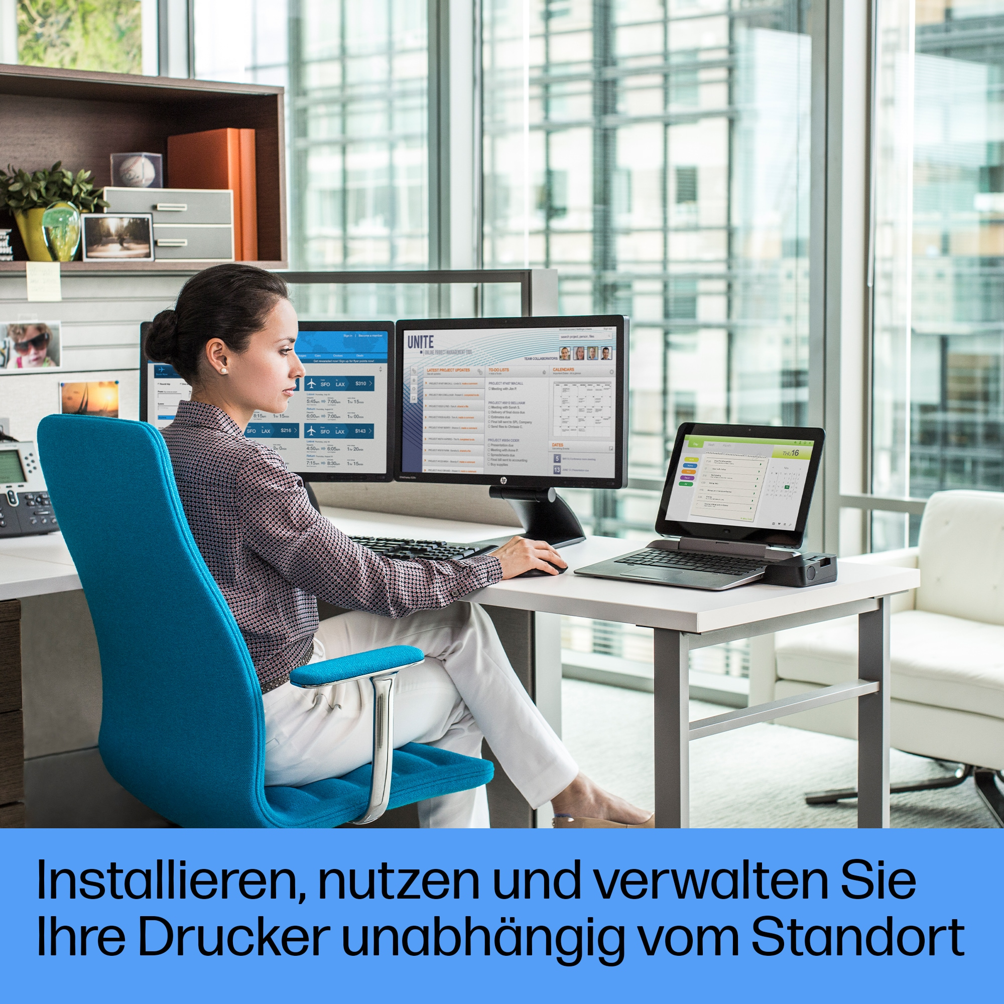 Kobieta w biurze używająca monitorów. Tekst: Instaluj, używaj i zarządzaj drukarkami niezależnie od lokalizacji.