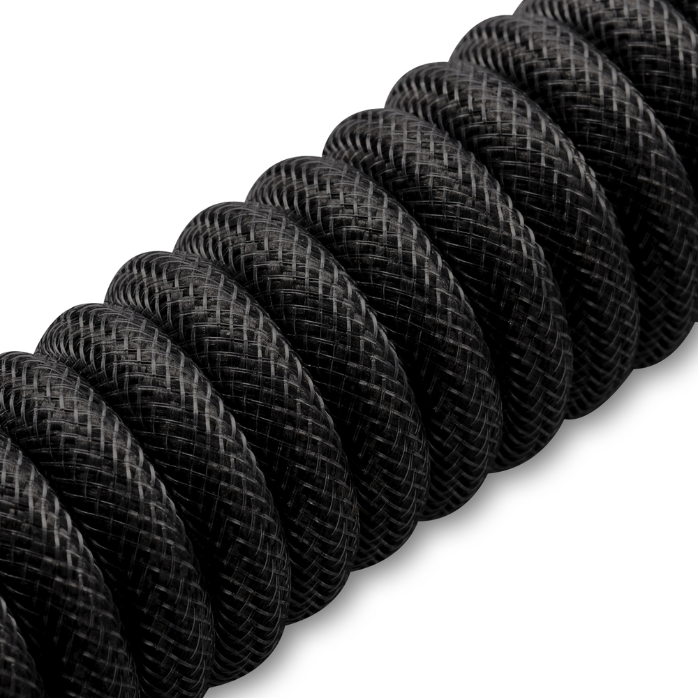 Un primo piano di un cavo intrecciato nero, strettamente avvolto. È un cavo strutturato.