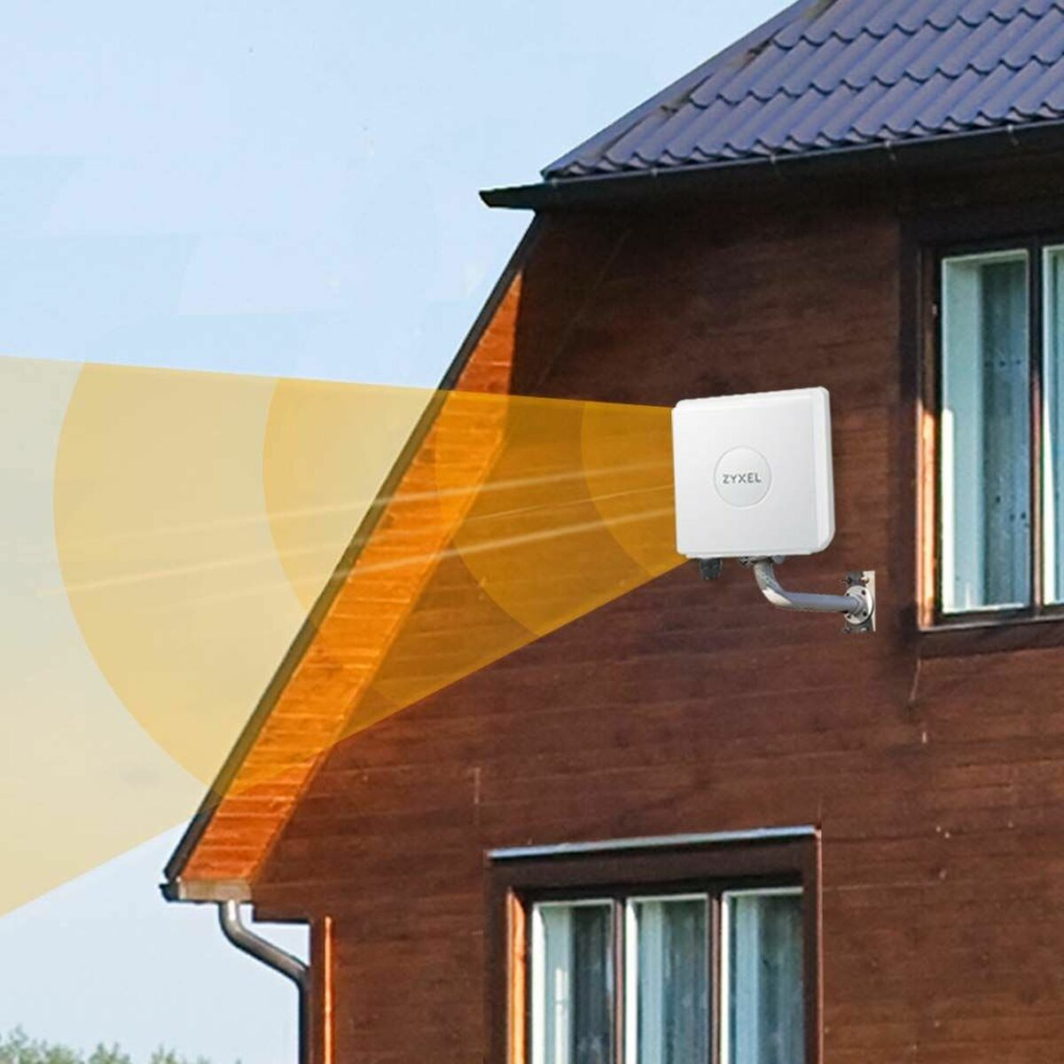 Widok zewnętrzny białego urządzenia Zyxel zamontowanego na brązowym domu. Urządzenie emituje żółte wiązki.