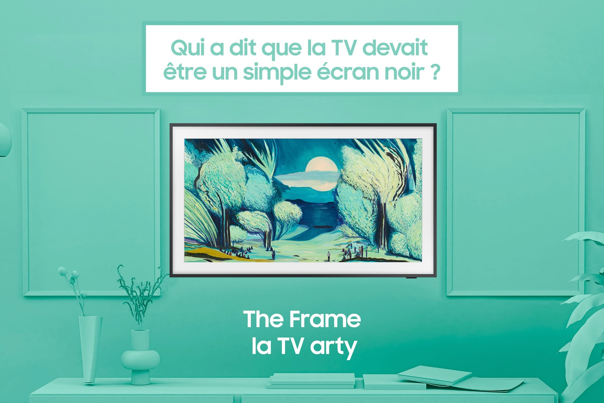 Telewizor Samsung Frame na turkusowej ścianie z grafiką i elementami dekoracyjnymi.