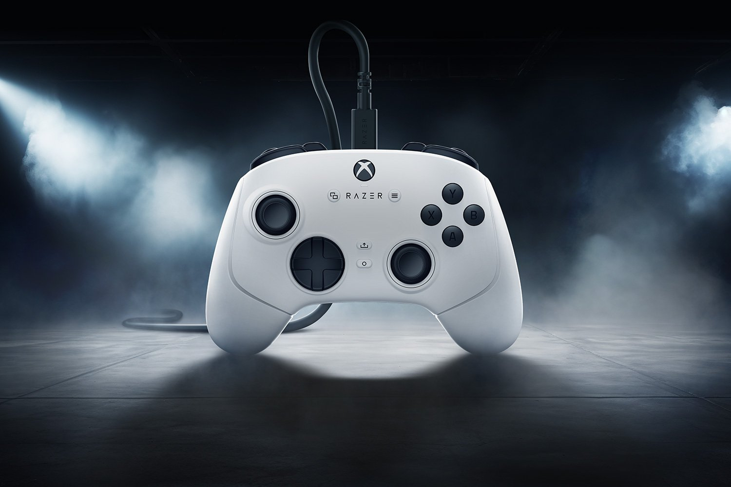 Retro di un controller Razer Xbox bianco. Pulsanti neri visibili, insieme a testo e loghi.