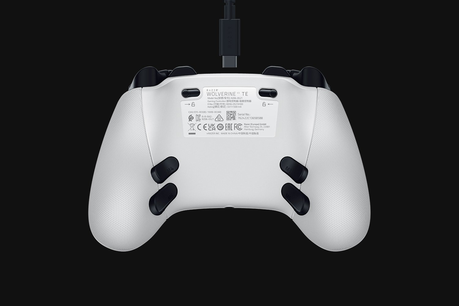 Retro di un controller Razer Xbox bianco. Pulsanti neri visibili, insieme a testo e loghi.