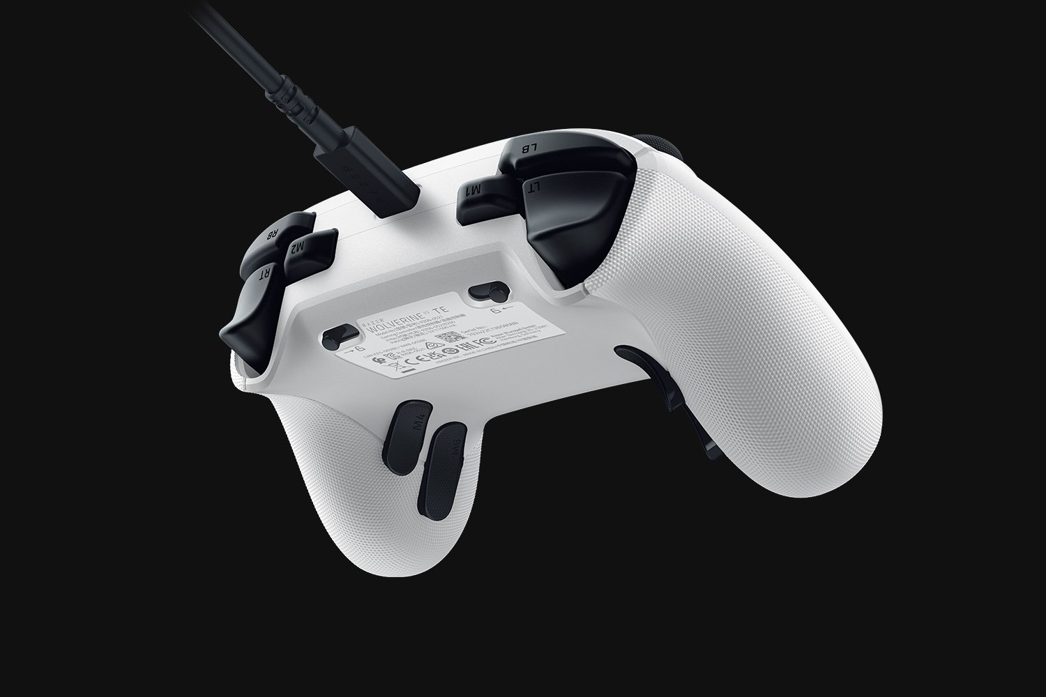 Controller di gioco bianco con pulsanti neri e cavo collegato.