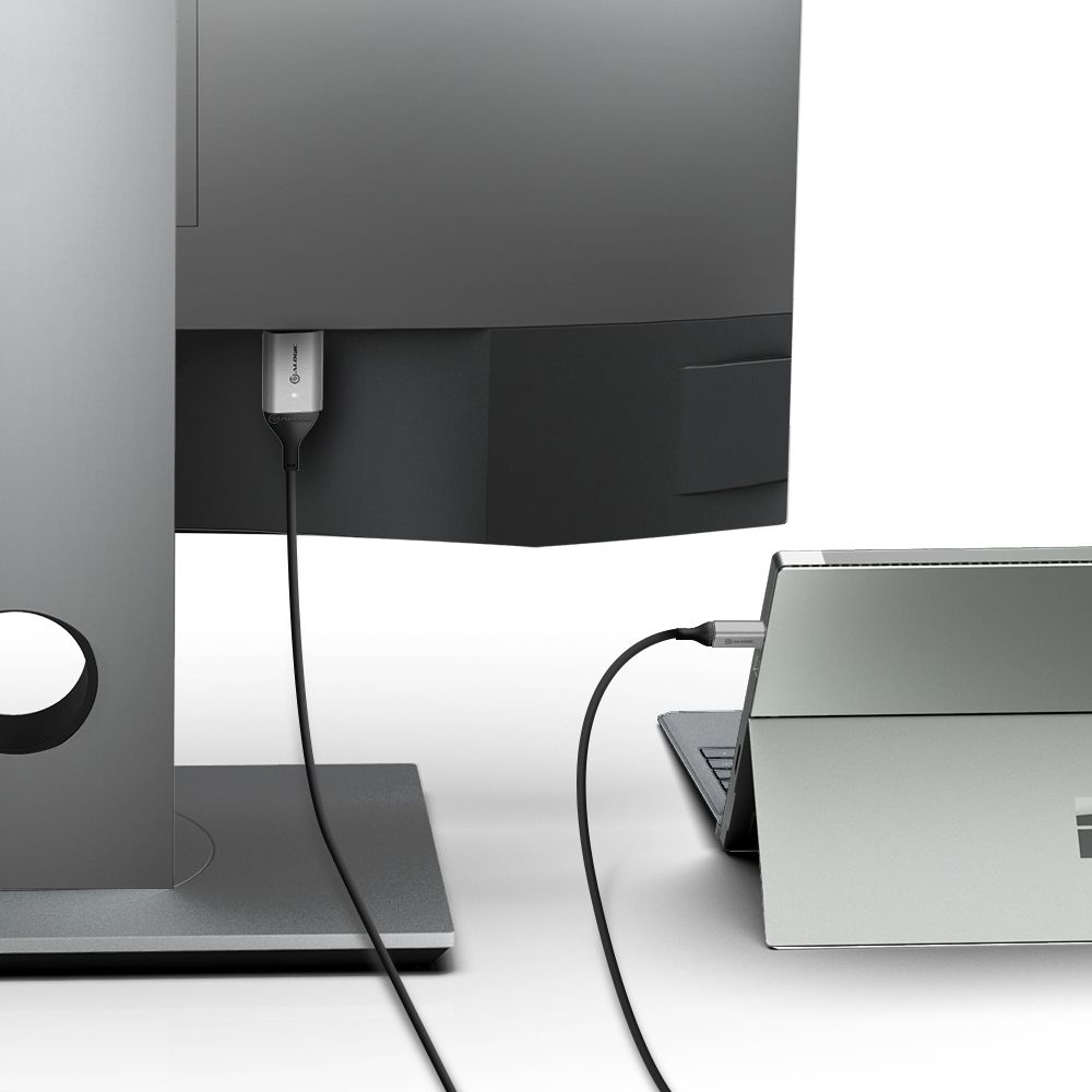Cable USB-C conectado a un portátil y un monitor.