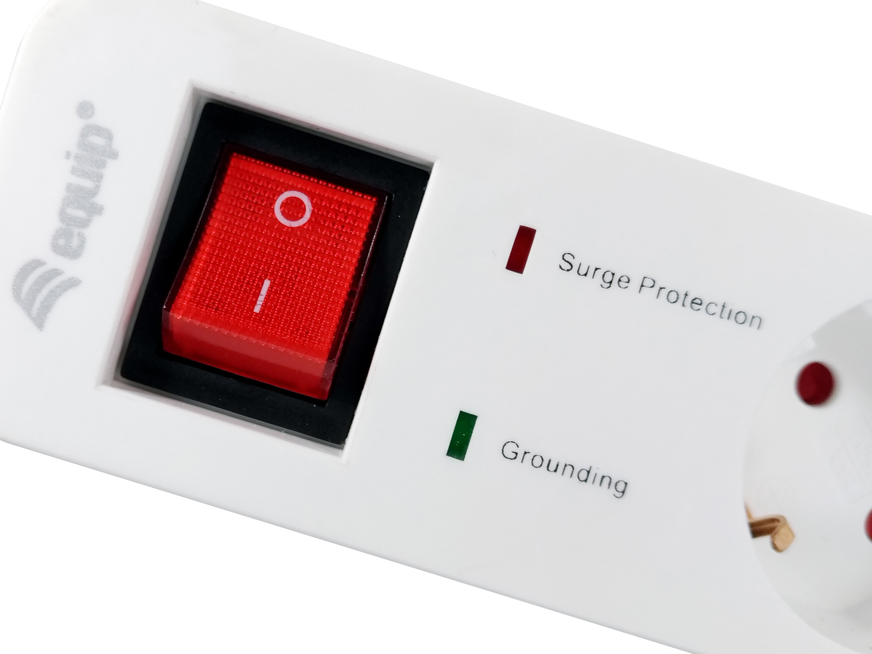 Biały przedłużacz z czerwonym włącznikiem/wyłącznikiem, wskaźnikami ochrony przeciwprzepięciowej i uziemienia.