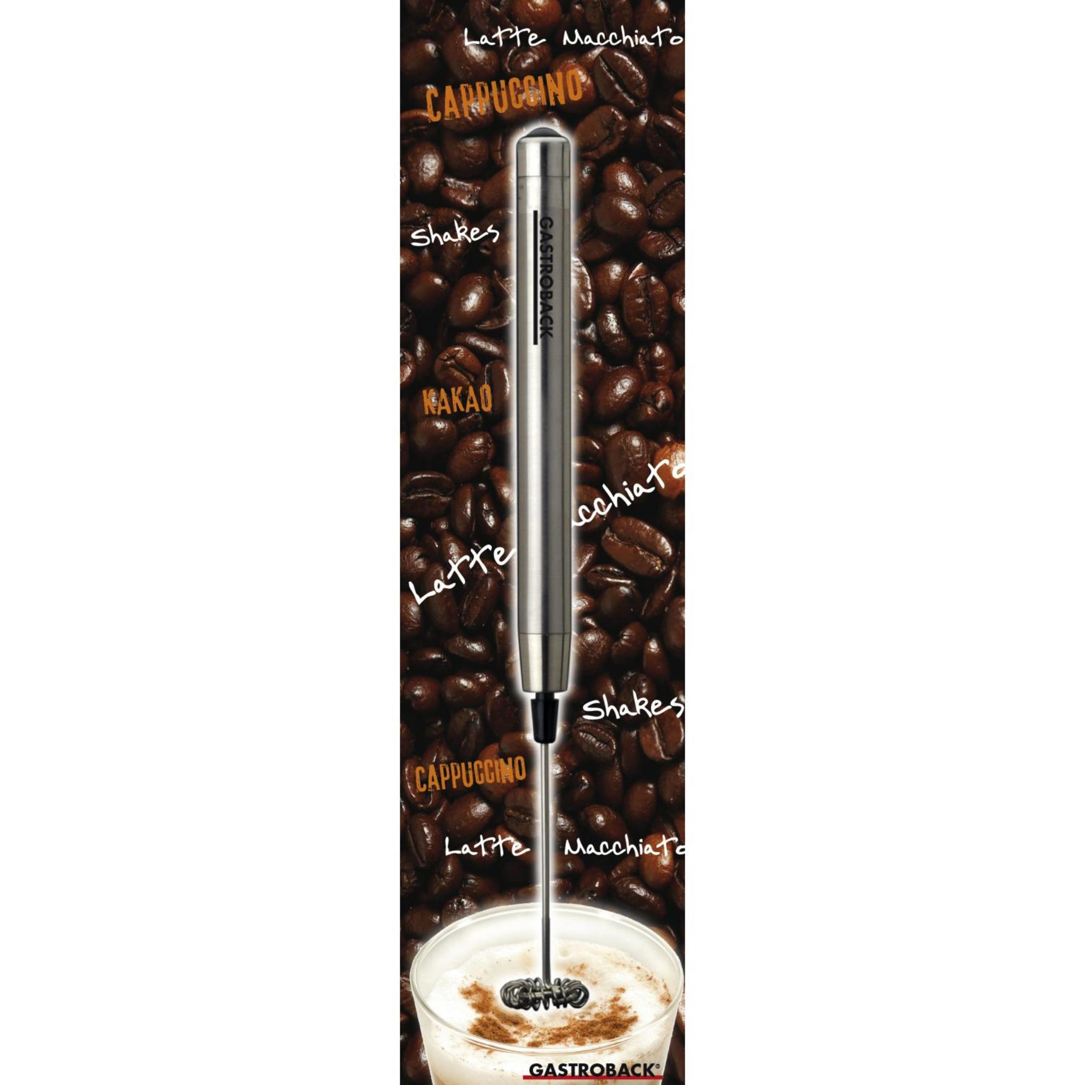 Un frullatore a immersione davanti a chicchi di caffè e una tazza di cappuccino, con overlay di testo.