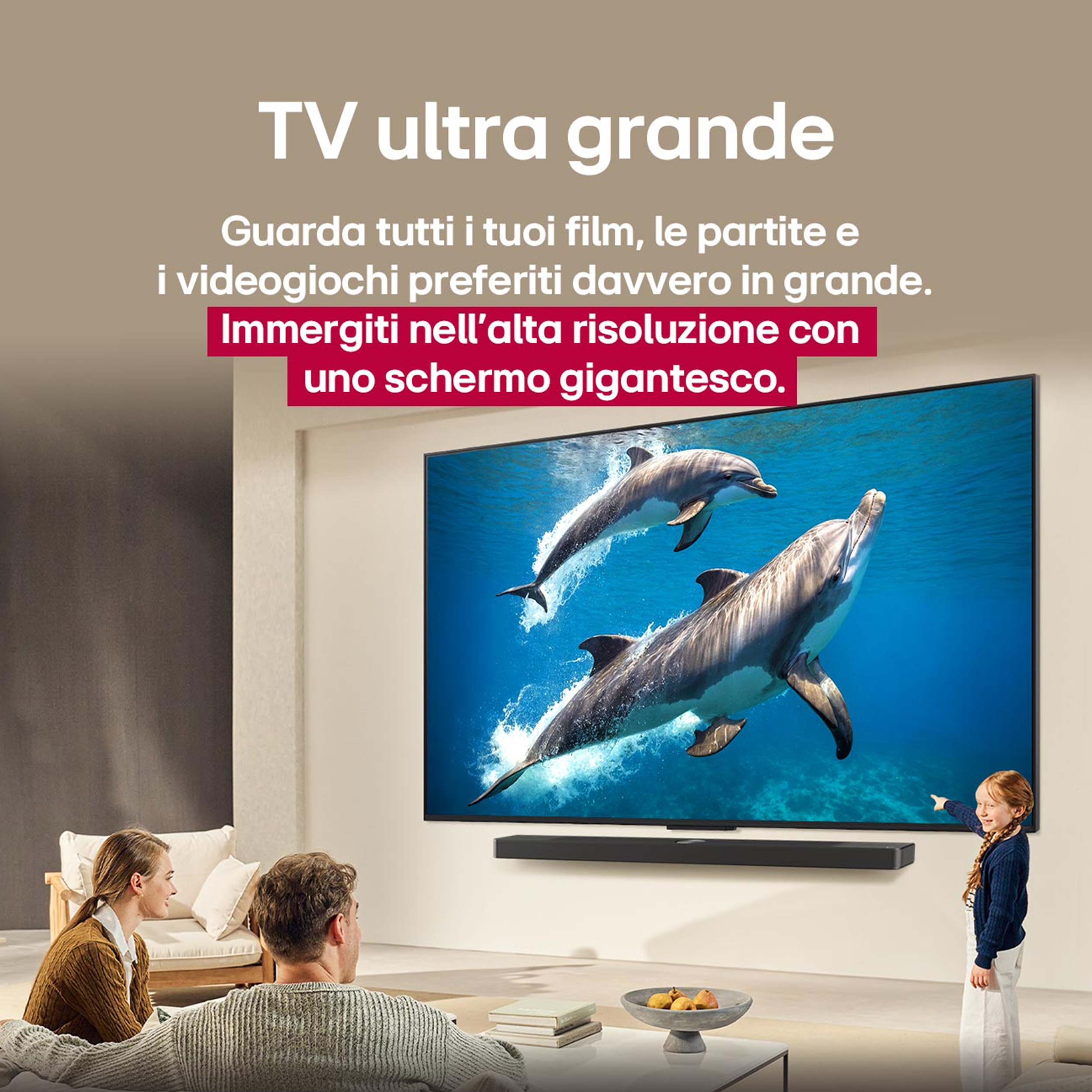 Una famiglia guarda la TV che mostra delfini sott'acqua, con una soundbar.