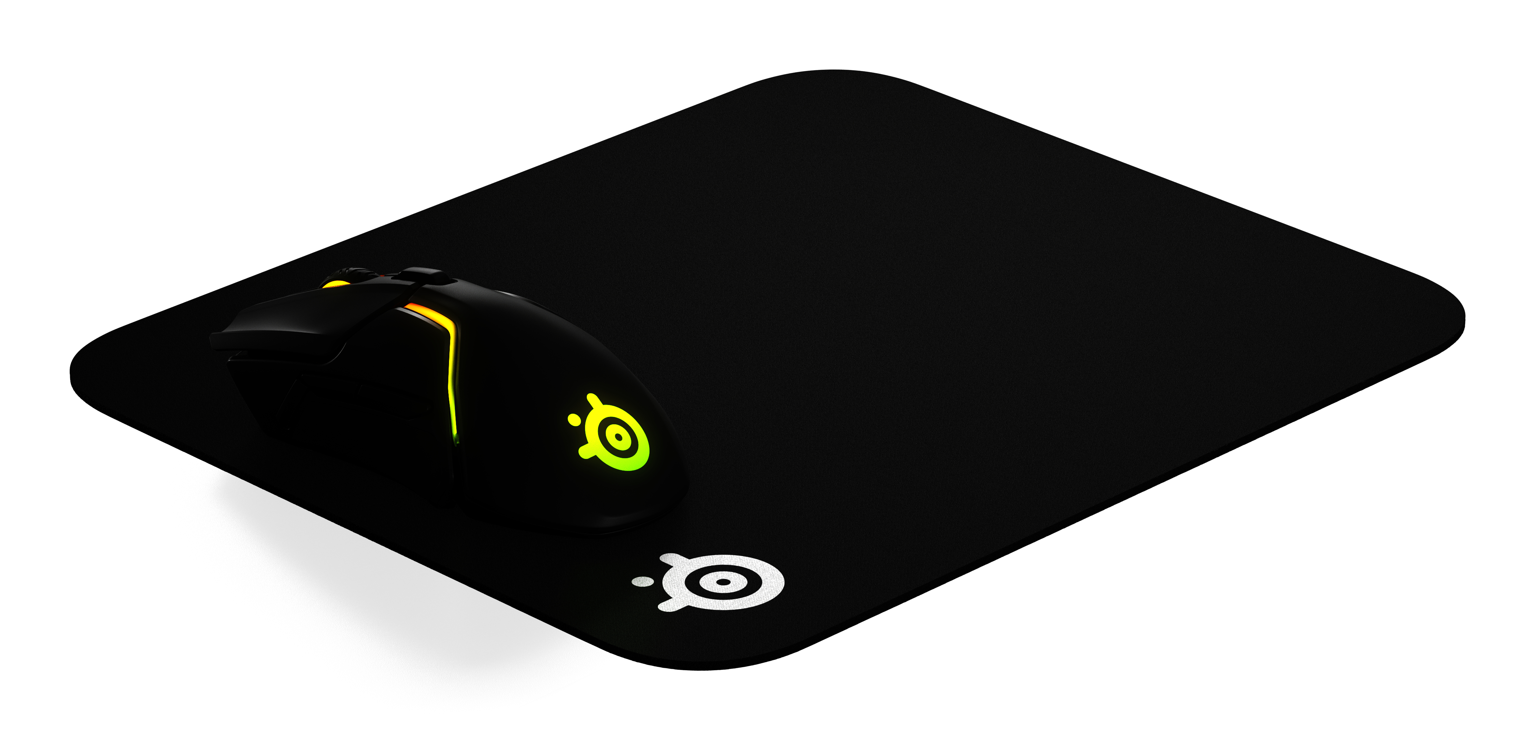 Eine schwarze Maus und ein Mauspad. Die Maus ist beleuchtet. Das Mauspad ist schwarz mit weißem Logo.