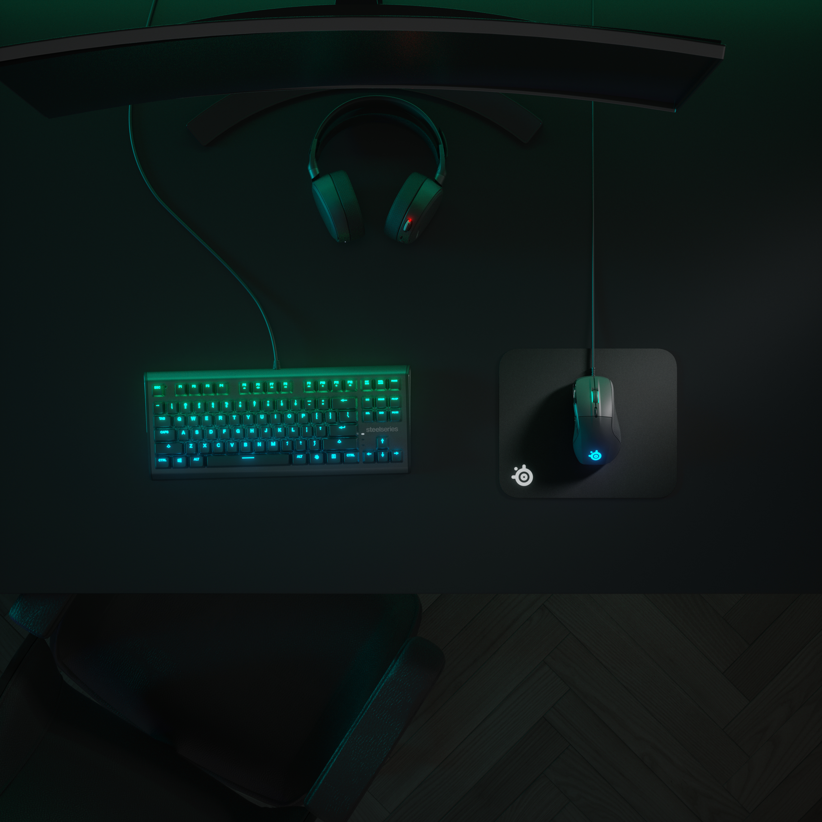 Ein Gaming-Setup: Tastatur, Maus, Kopfhörer und Mauspad. Die Szene hat eine dunkle, Umgebungsbeleuchtung.