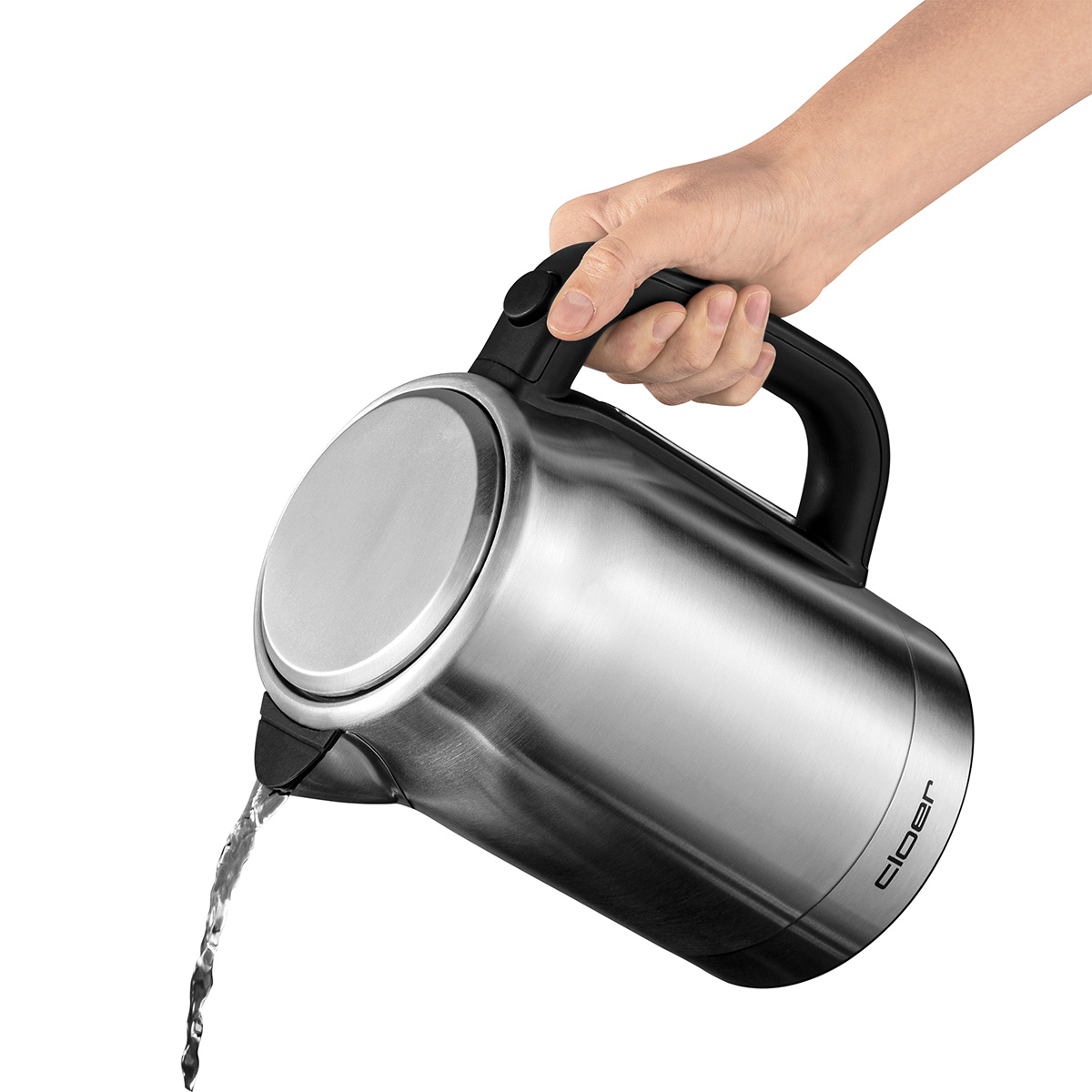 Dłoń nalewająca wodę ze stalowego czajnika. Wylewka jest ustawiona do nalewania.